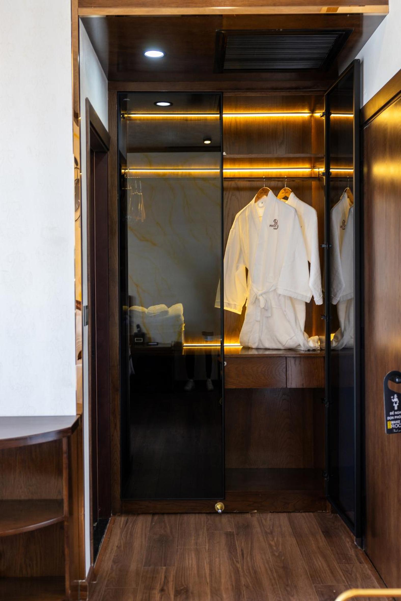 King Room with Balcony - Photo 20