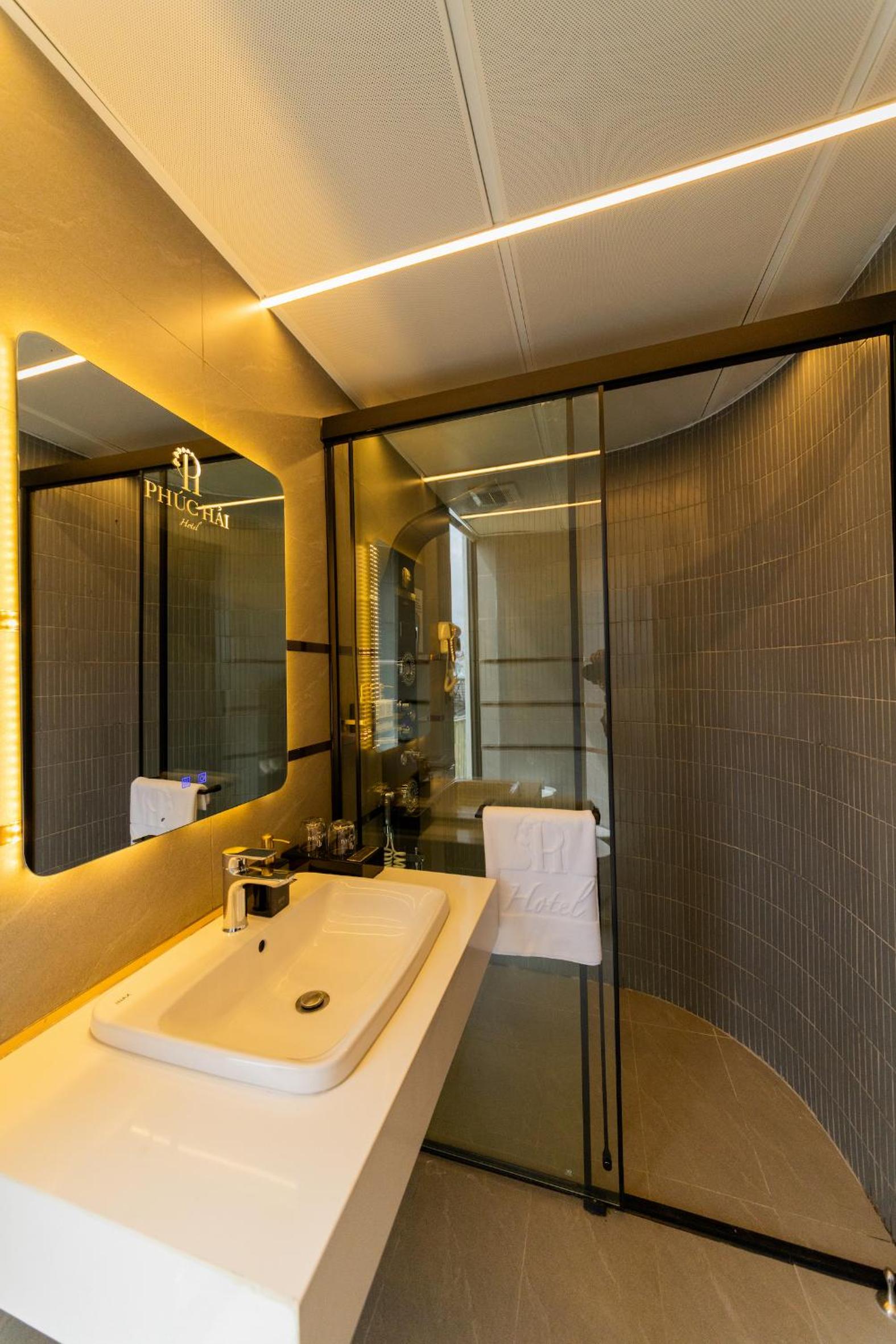 King Room with Balcony - Photo 21
