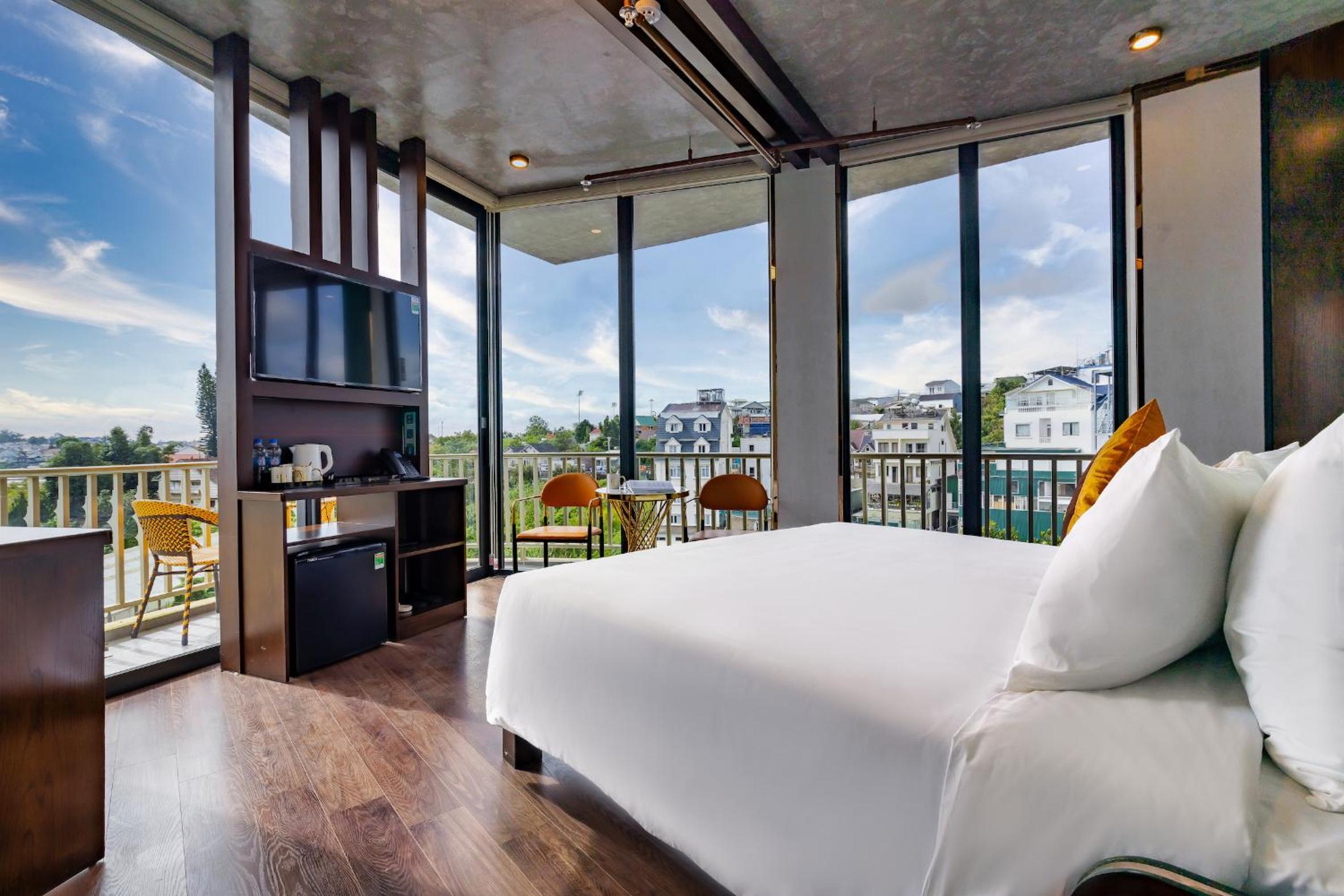 King Room with Balcony - Photo 9
