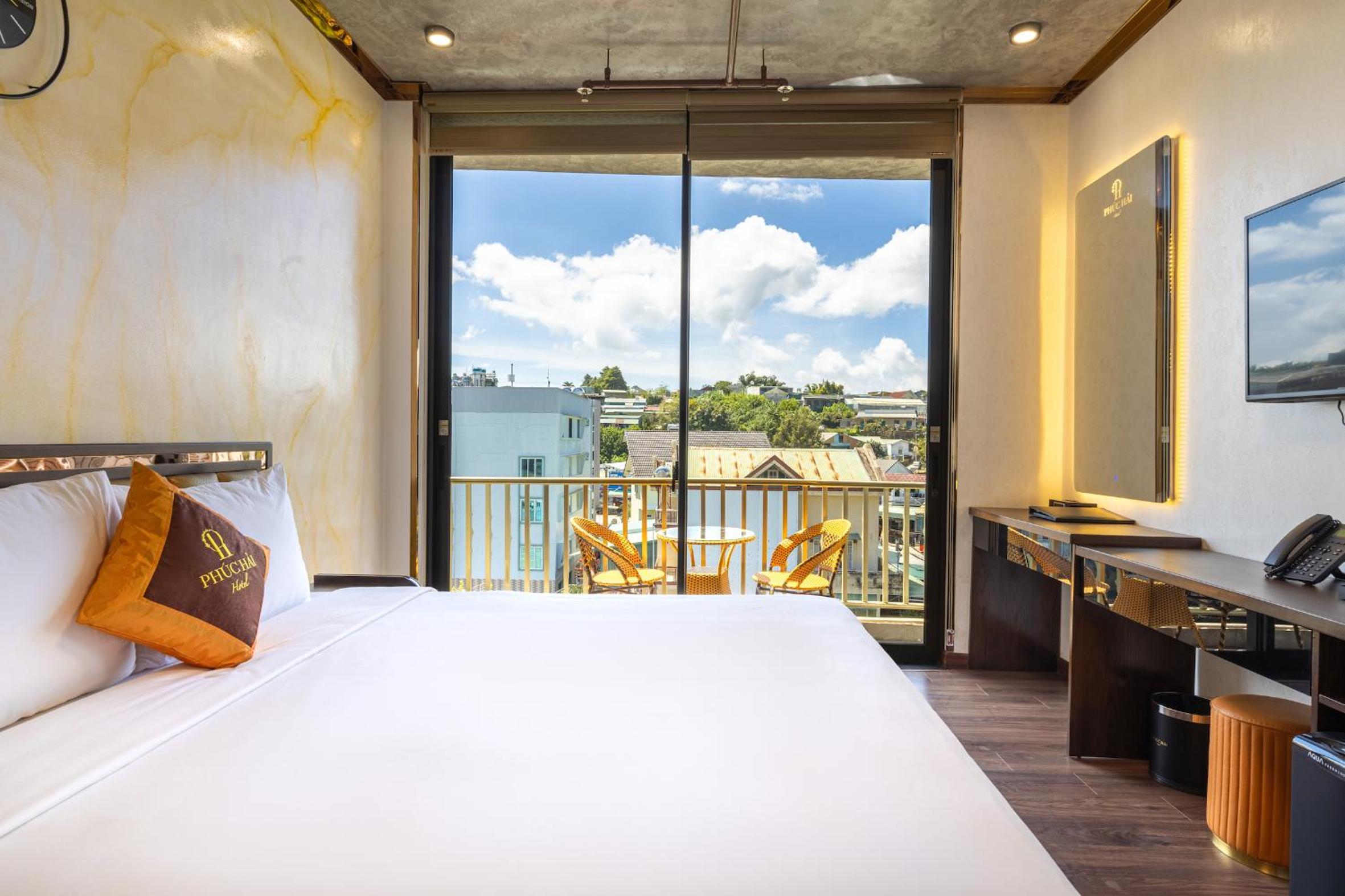 King Room with Balcony - Photo 8