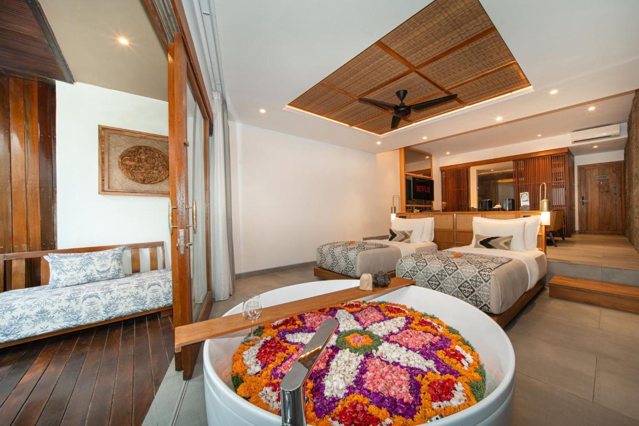 Suite with Balcony thumbnail 5