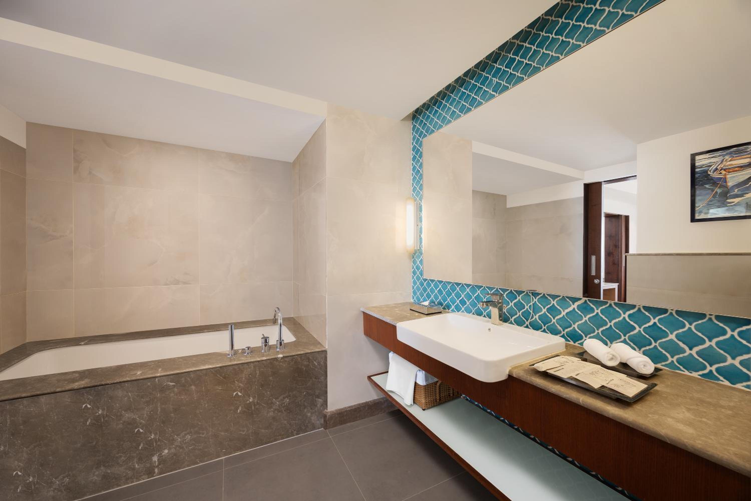 Premium Suite (15% off on Spa, Salon and Laundry service) - Photo 3