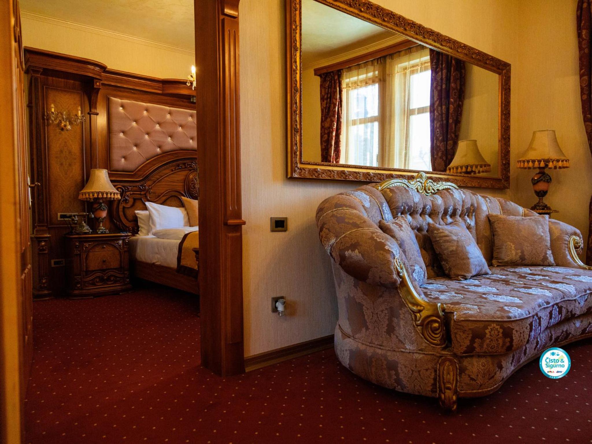 Executive Suite with Balcony - Photo 1