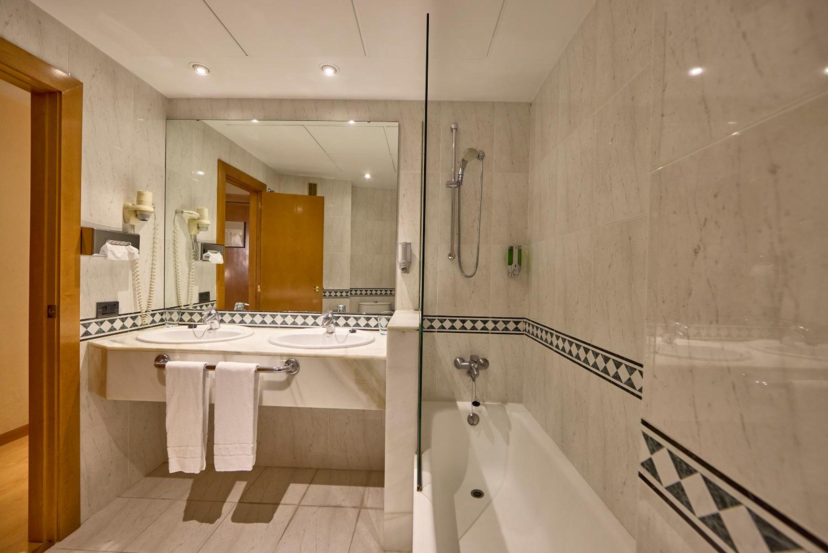 Double Room - Photo 10