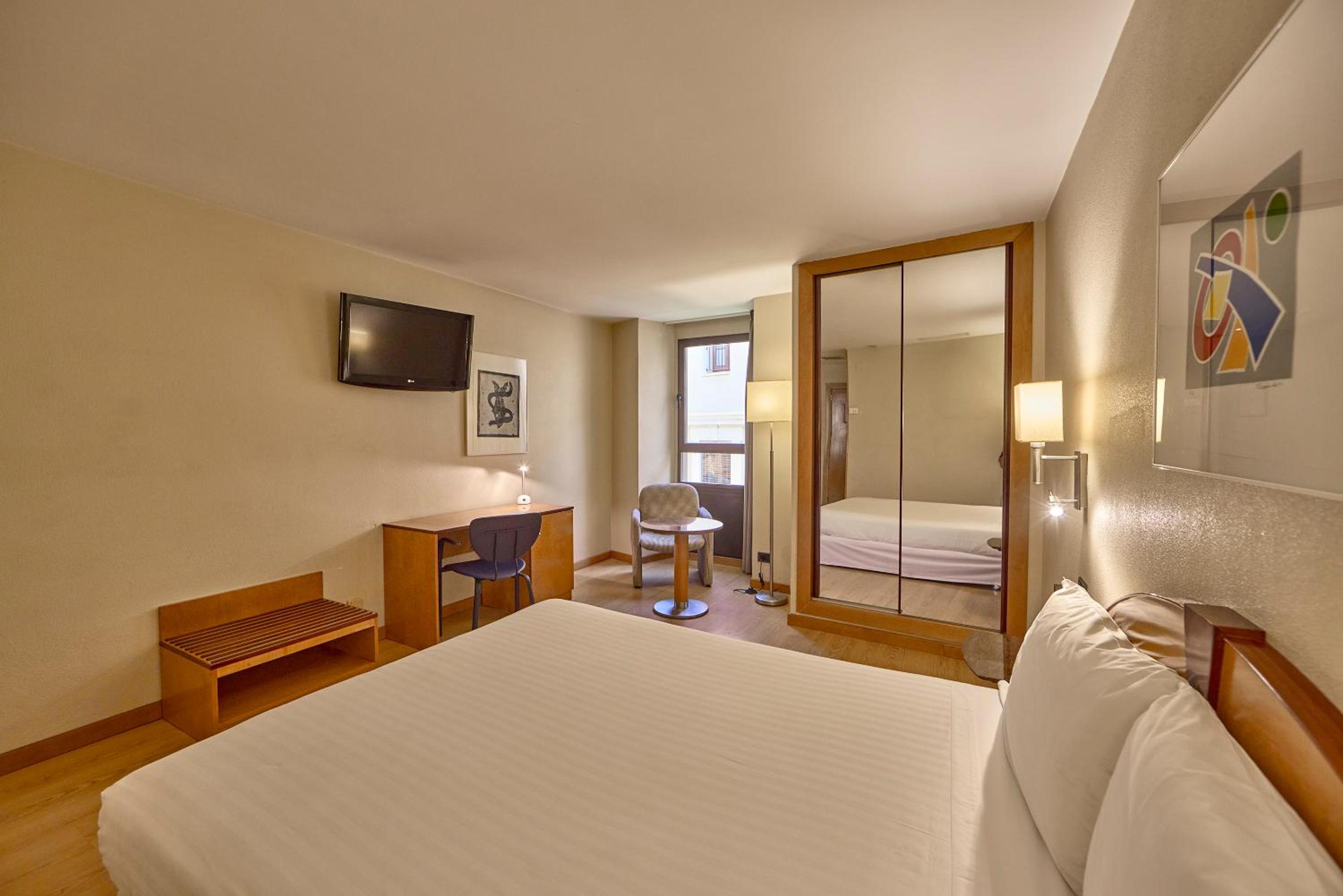 Double Room - Photo 7