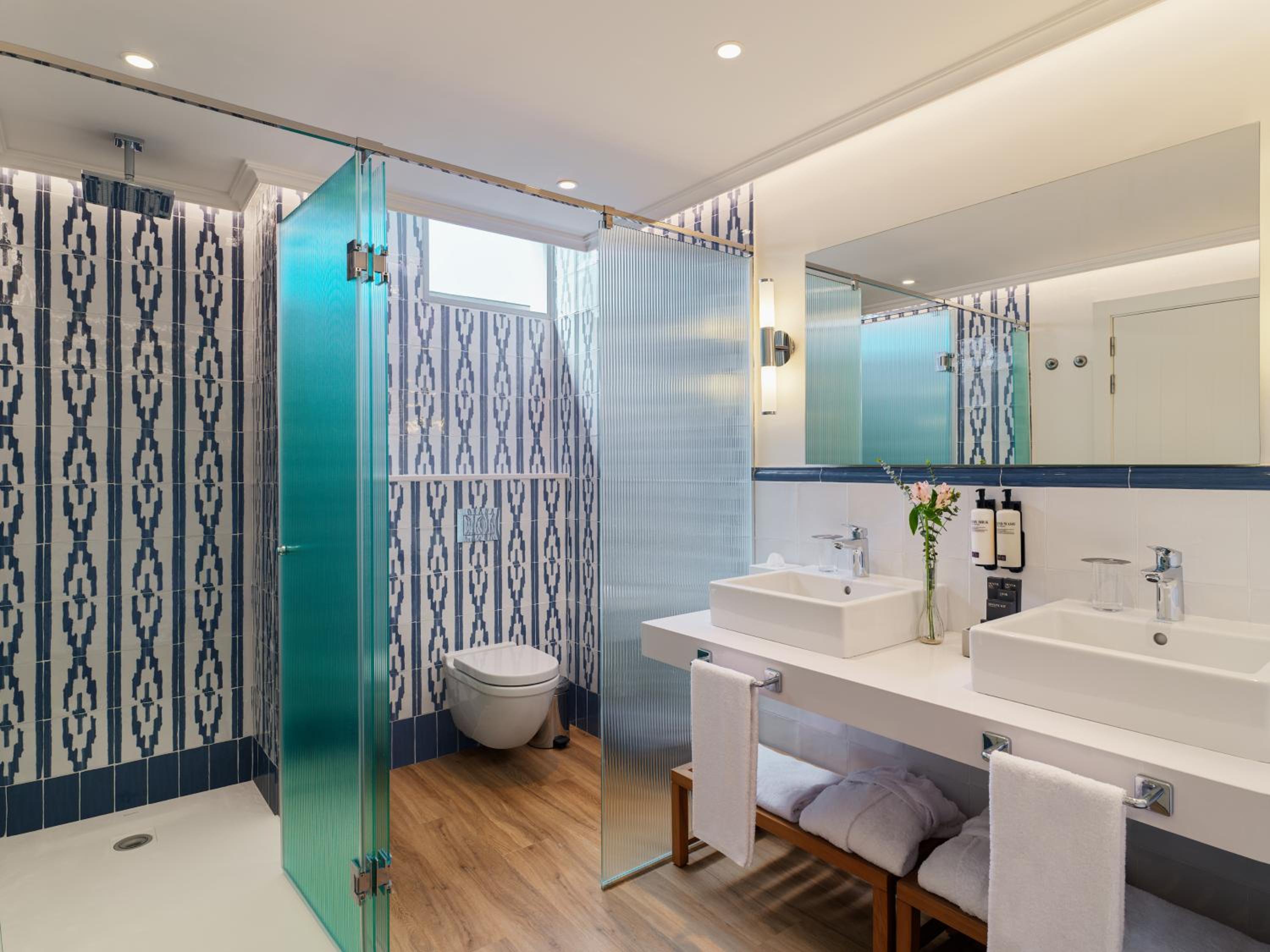 One-Bedroom Suite thumbnail 6