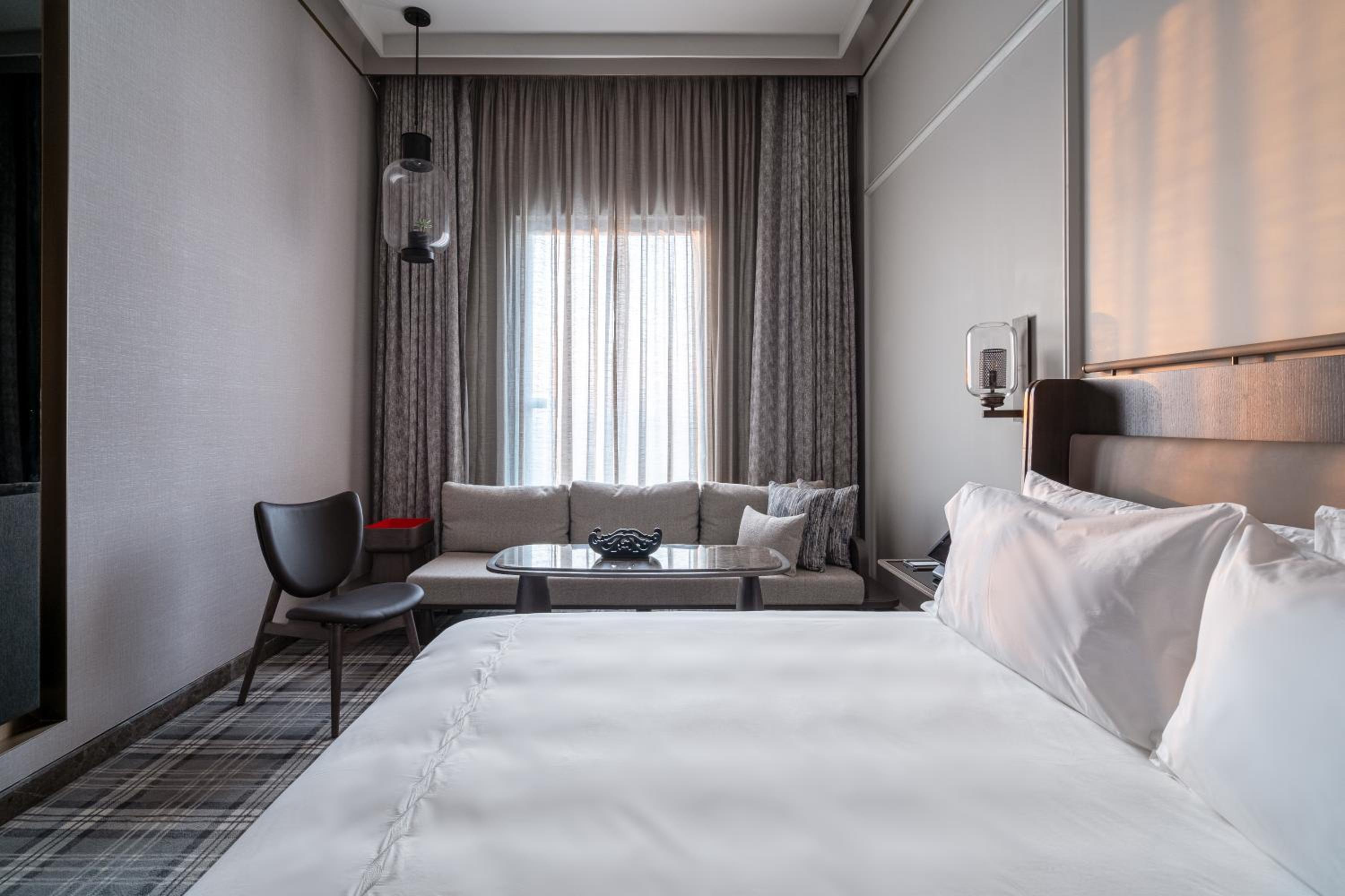 Club High Rise Room with Complementary - Lounge Access (High Tea & Happy Hours) and 4 pieces Laundry per Day