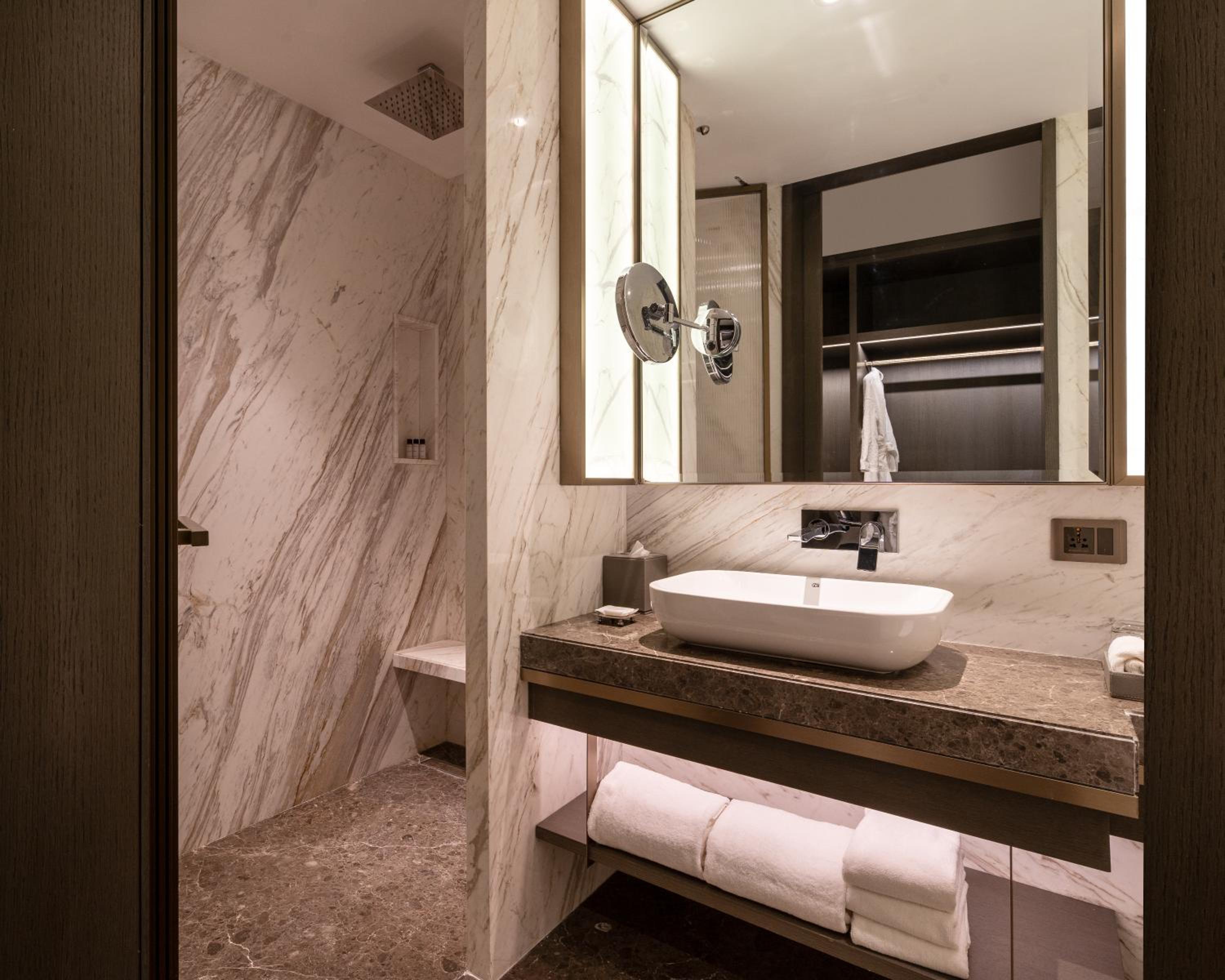 Club High Rise Room with Complementary - Lounge Access (High Tea & Happy Hours) and 4 pieces Laundry per Day thumbnail 5