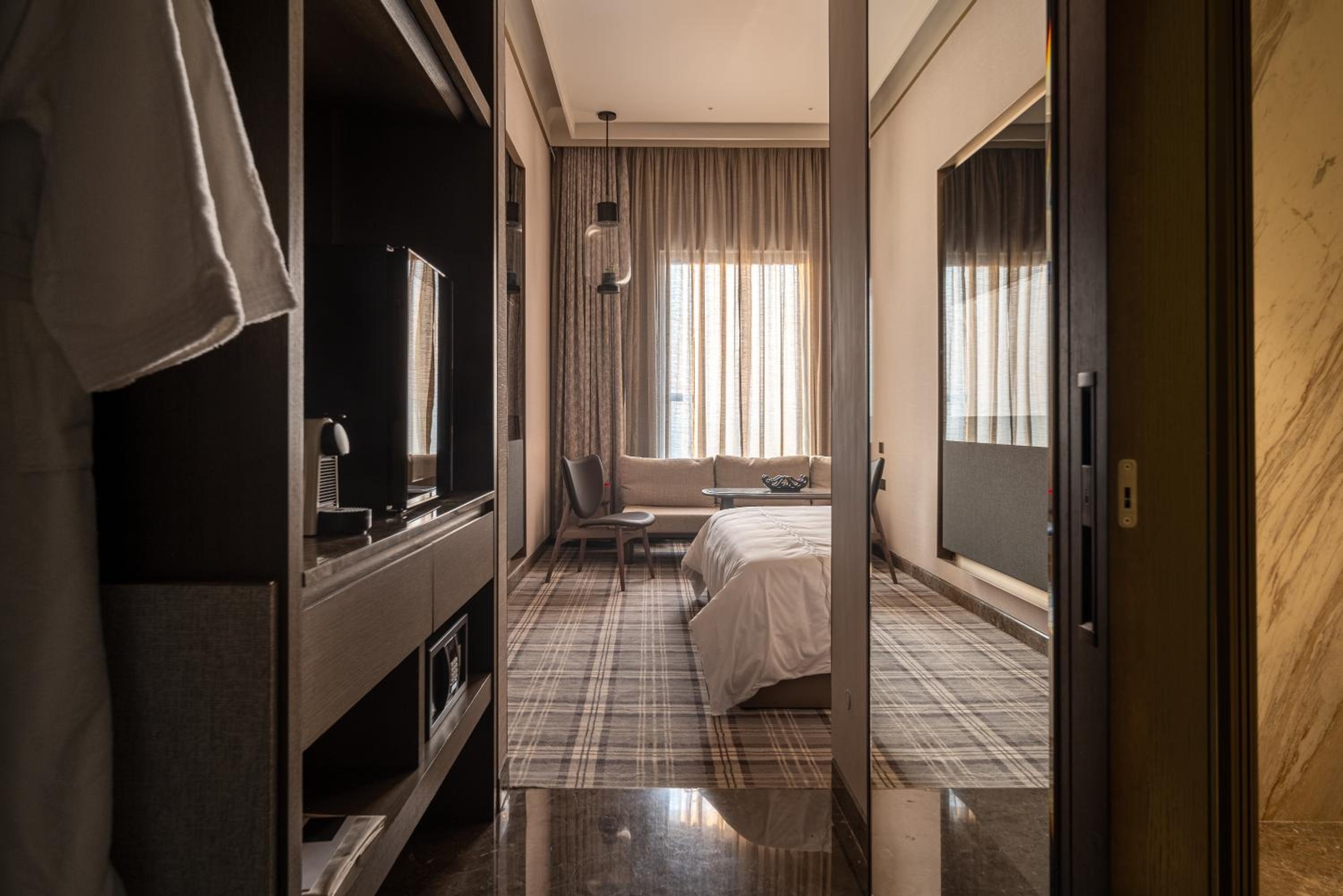 Club High Rise Room with Complementary - Lounge Access (High Tea & Happy Hours) and 4 pieces Laundry per Day