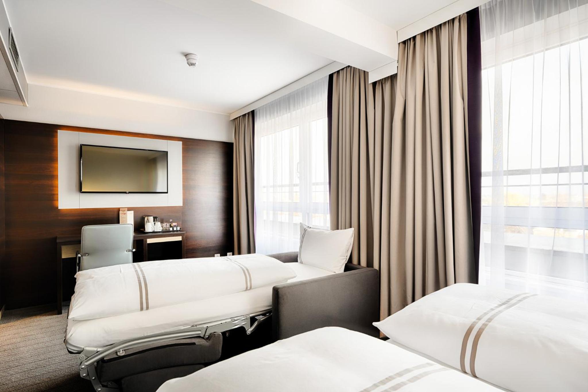  Family Room with a double bed and 1 single beds photo 3