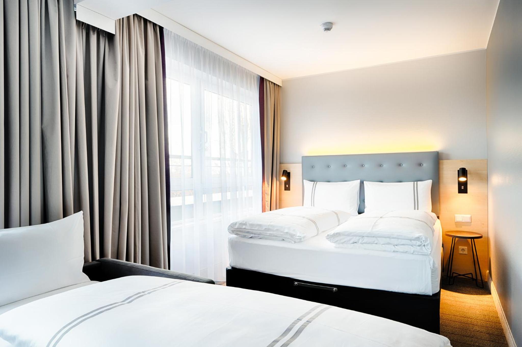  Family Room with a double bed and 1 single beds photo 2
