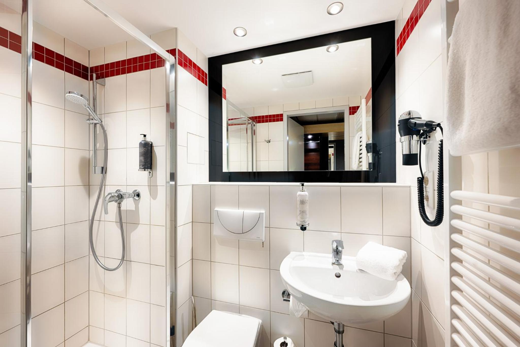 Accessible Twin Room with a walk in shower photo 2