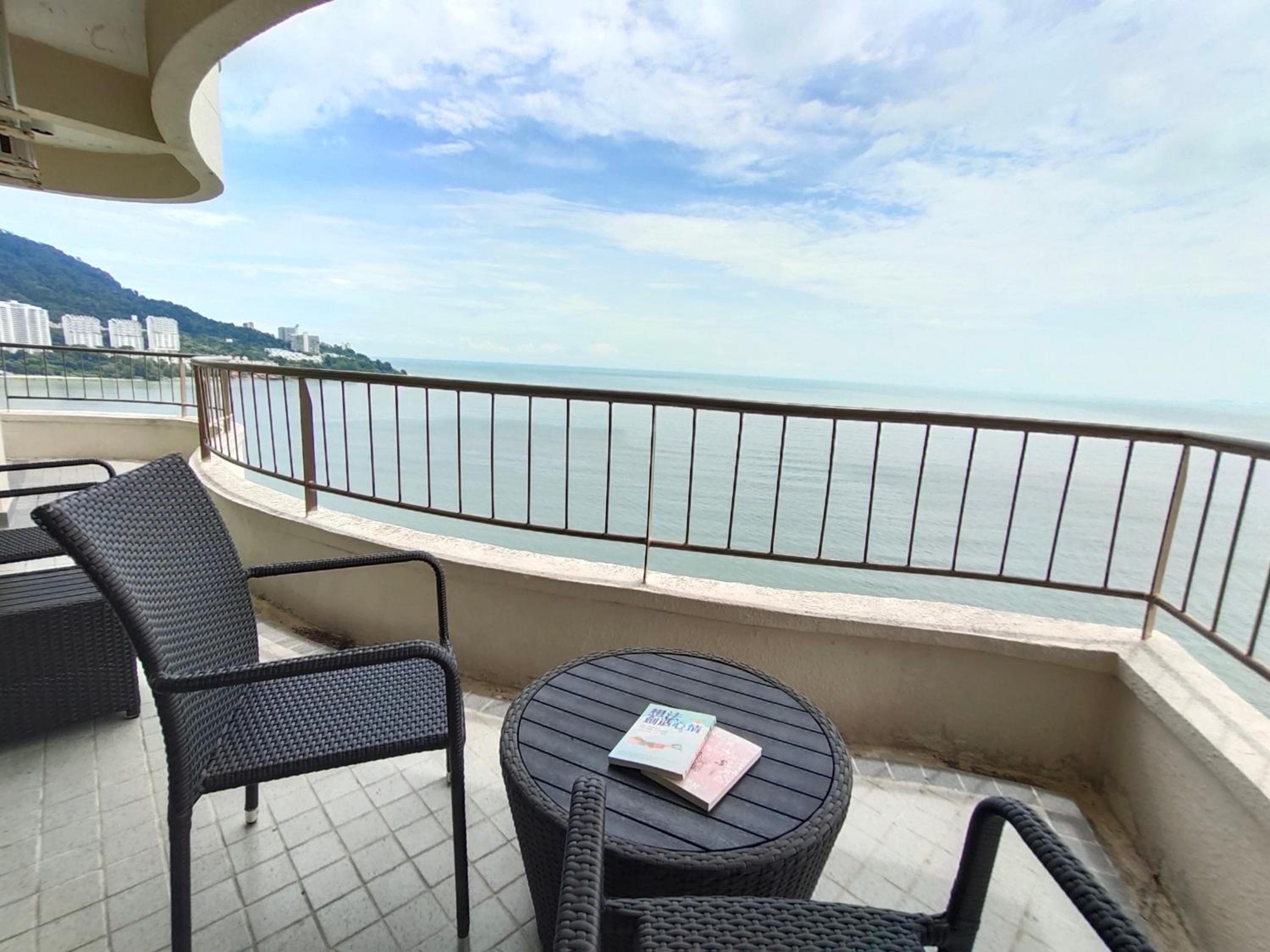 Two-Bedroom Apartment - Oceanfront  - Photo 8