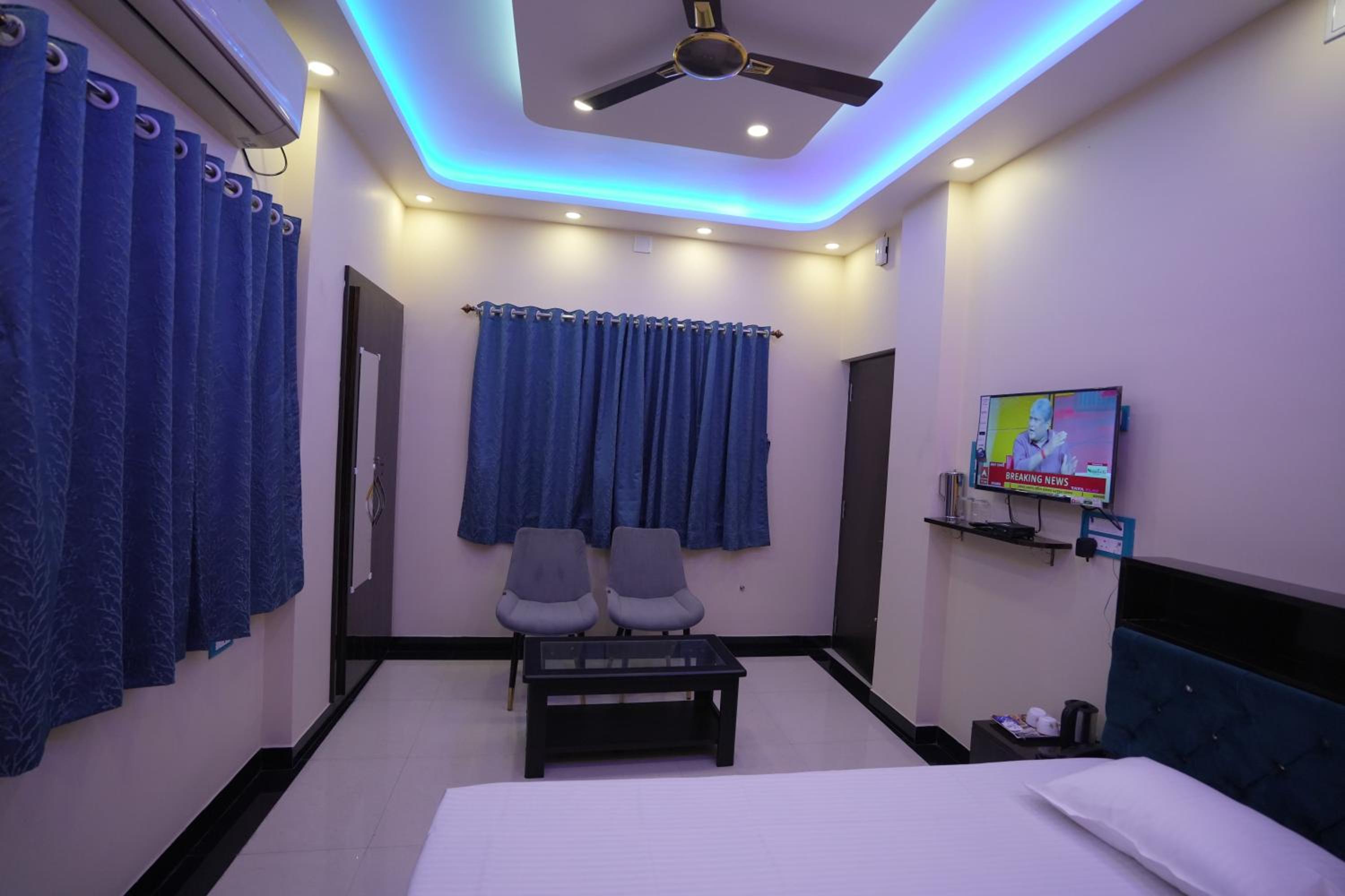 Deluxe Double Room (2 Adults + 1 Child) photo 2