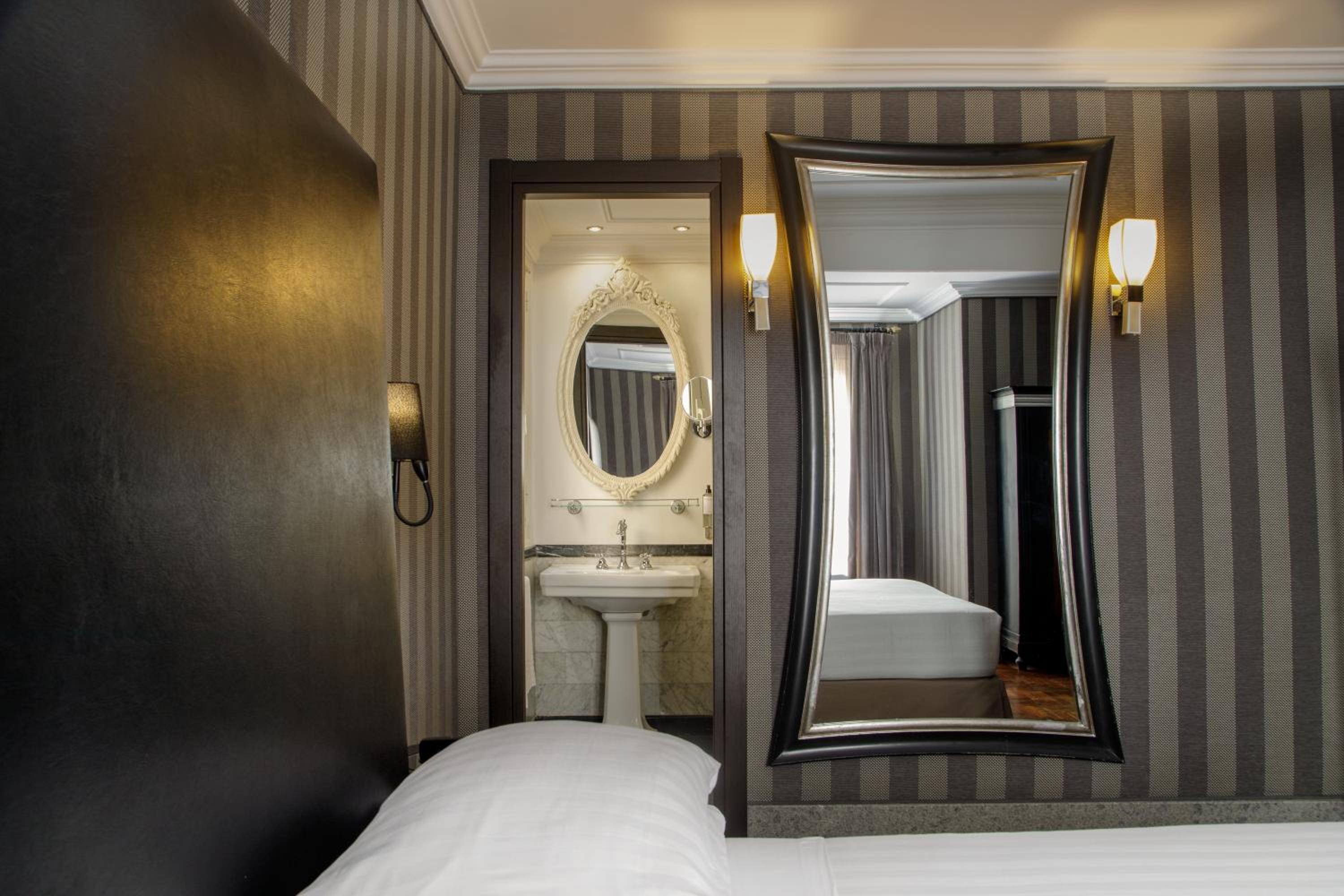 Deluxe Triple Room thumbnail 5