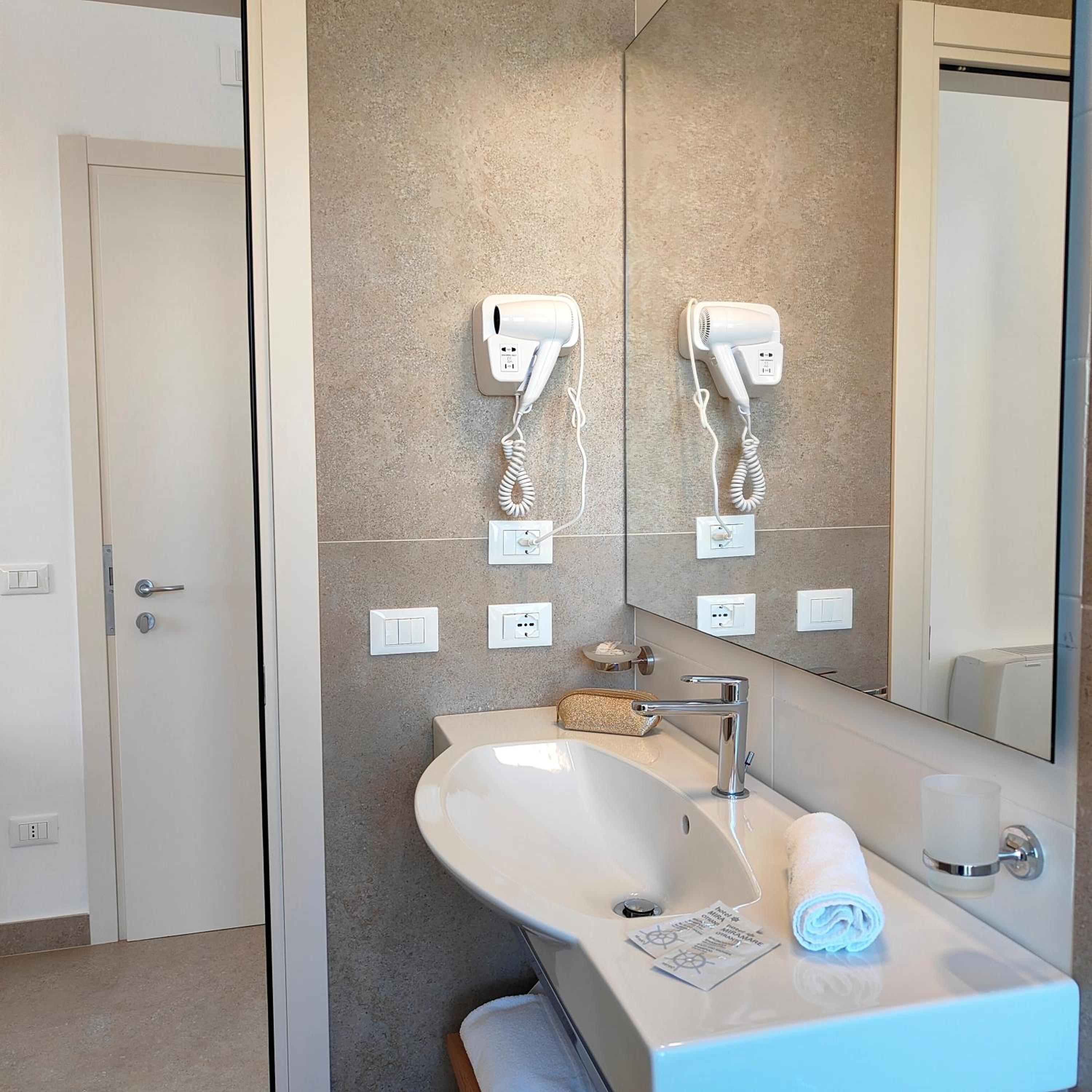 Standard Double Room - Photo 2