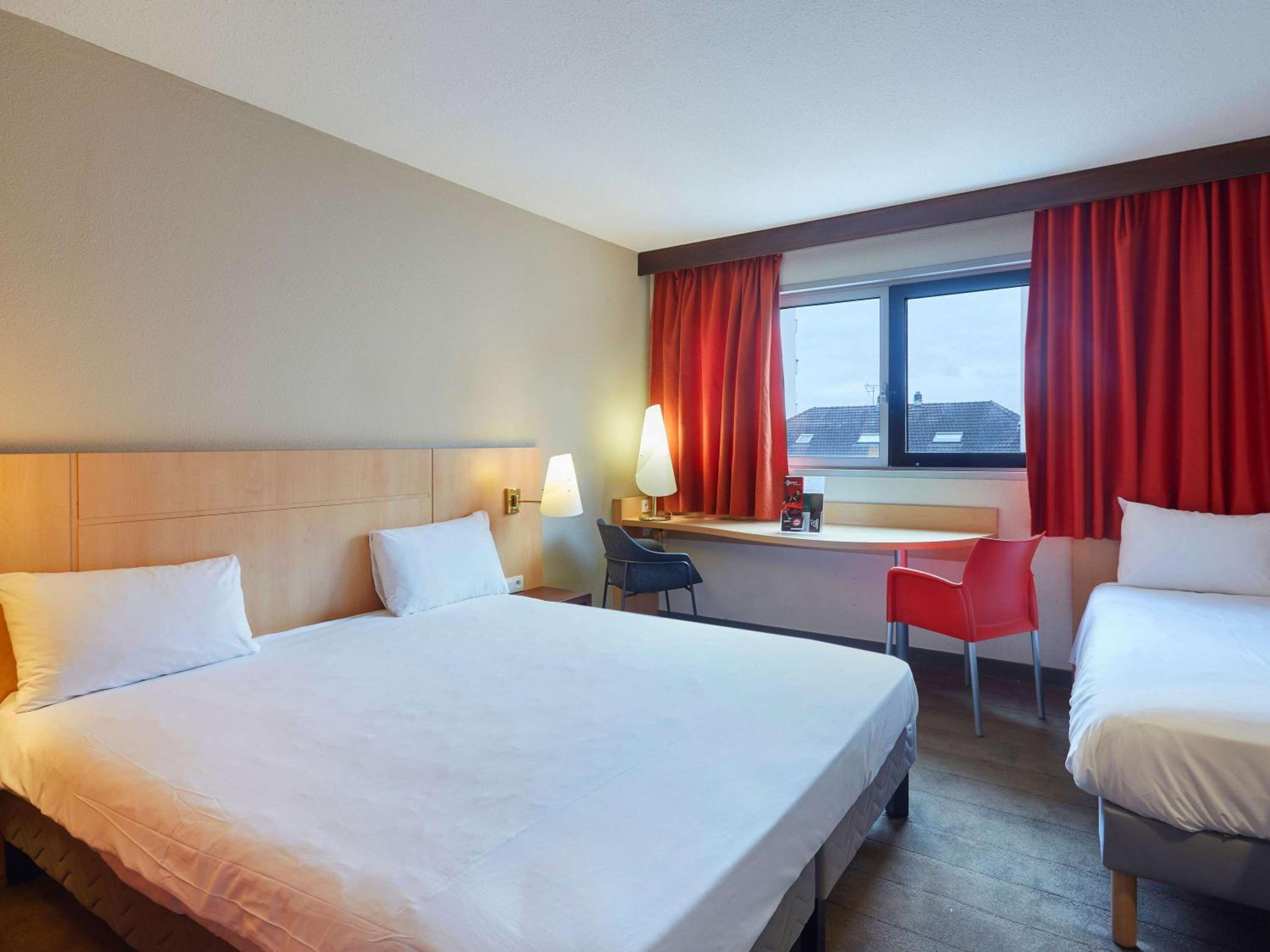 Standard Room with One Double Bed and One Single Bed photo 1