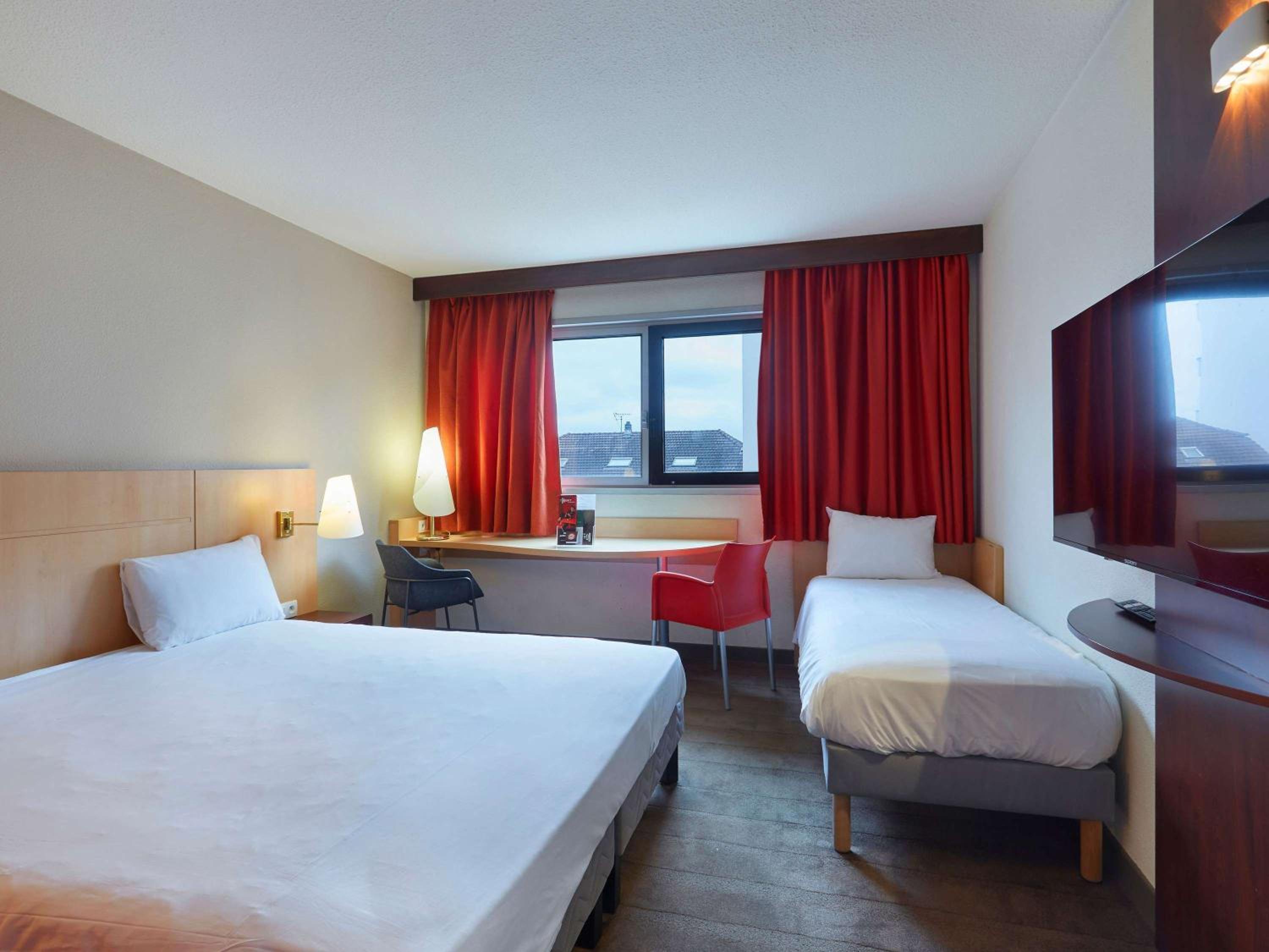 Standard Room with One Double Bed and One Single Bed photo 2