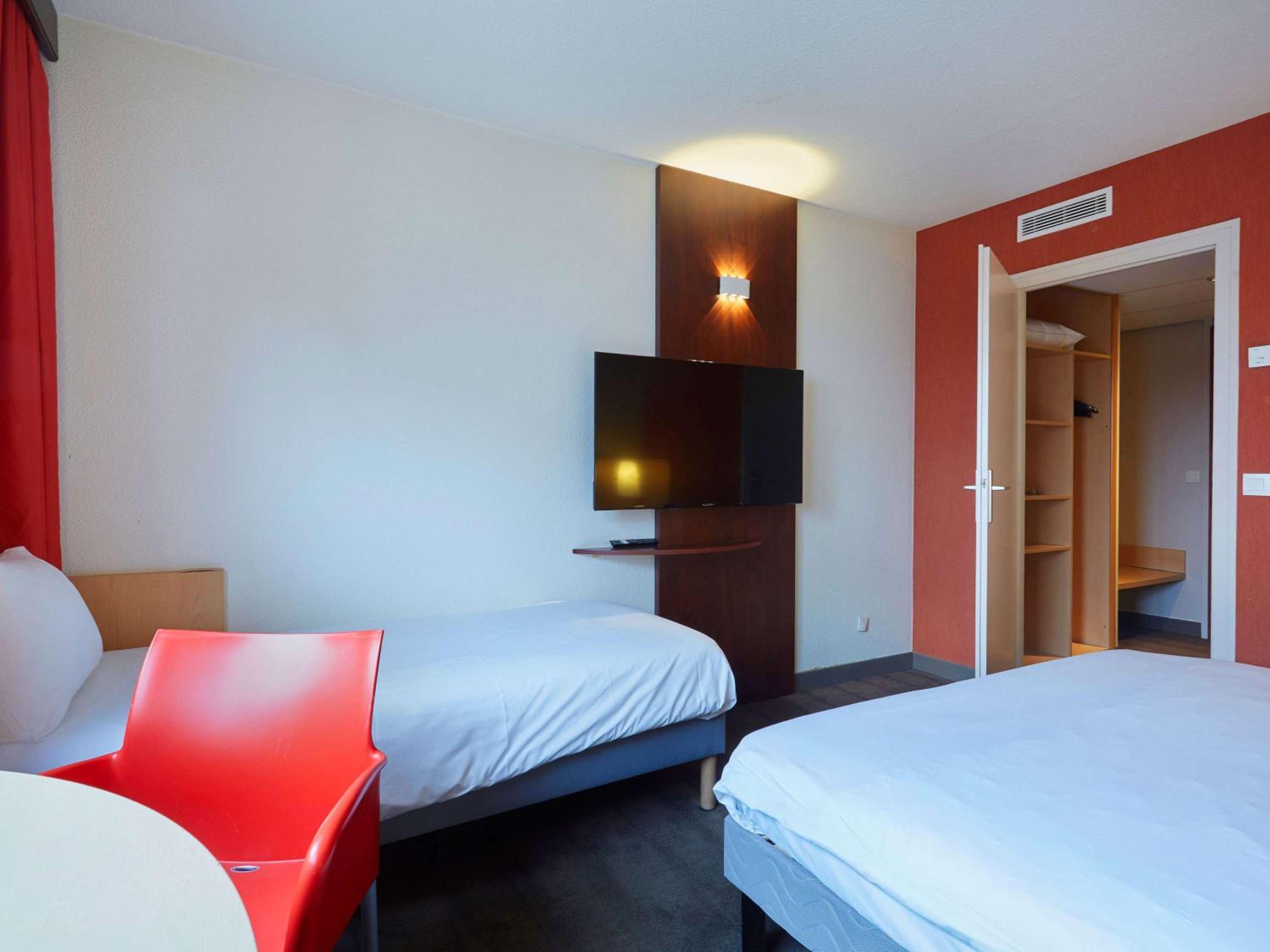 Standard Room with One Double Bed and One Single Bed photo 3