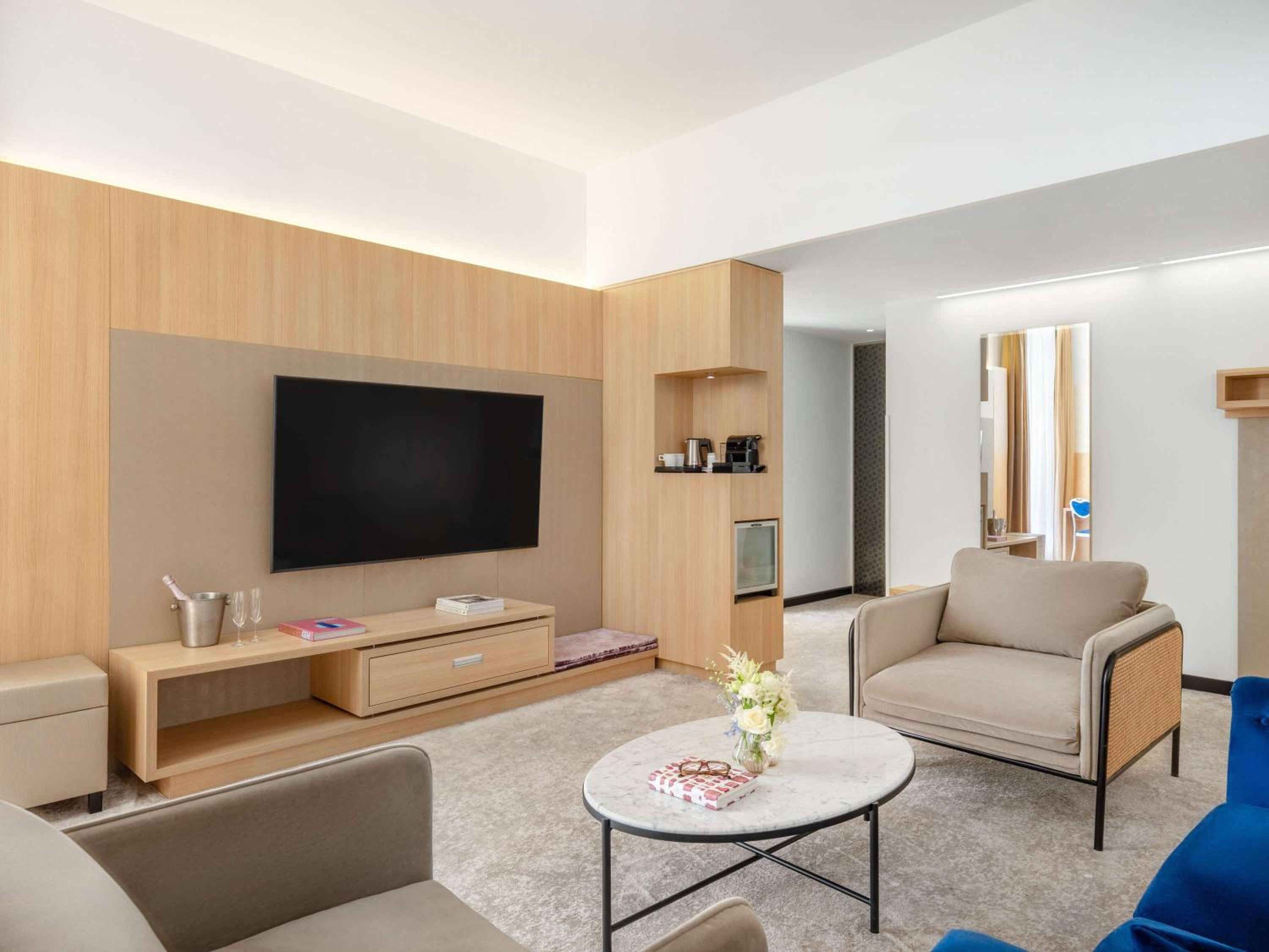 Suite with One King Bed and Sofa Bed - Photo 6
