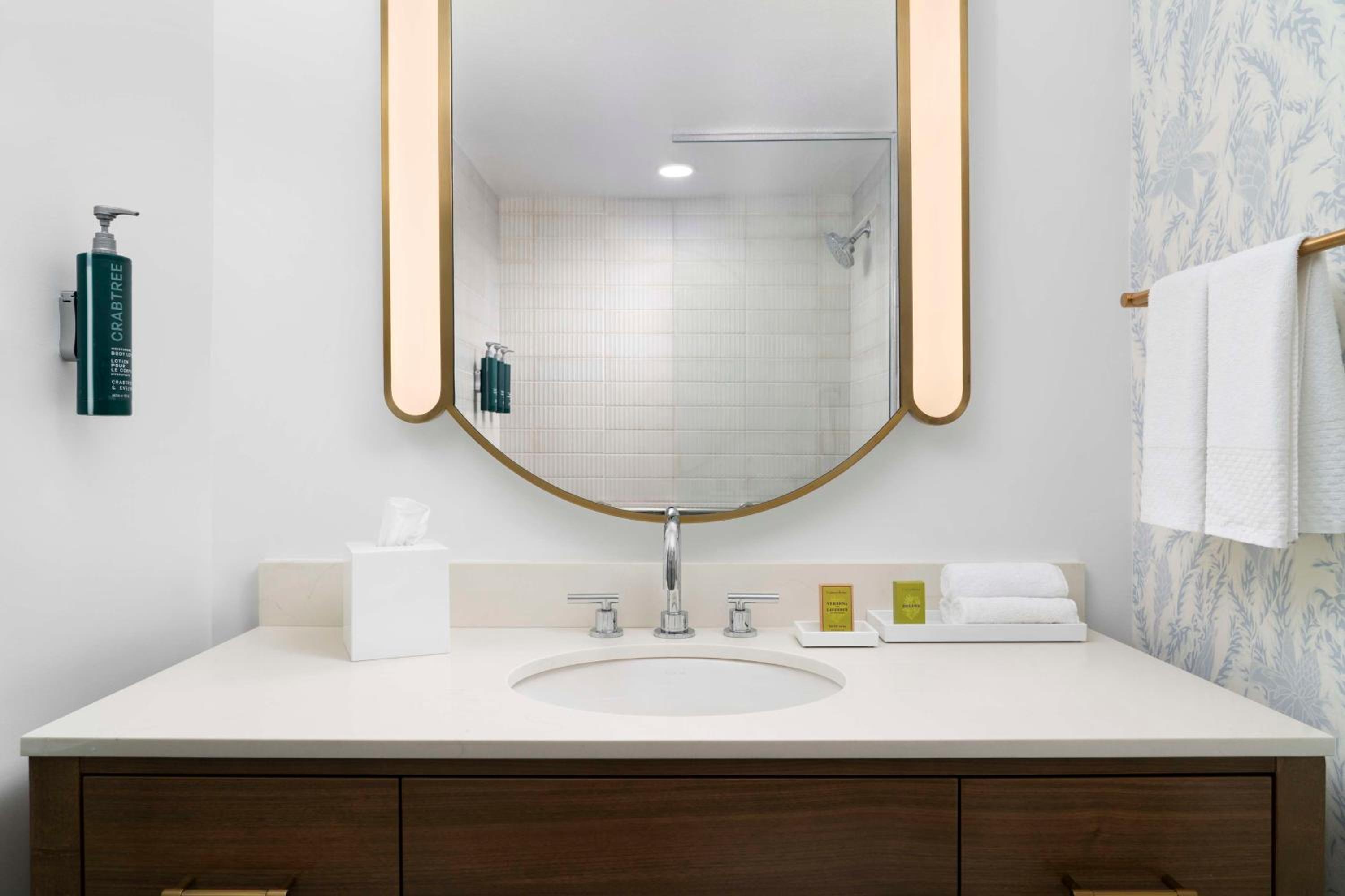 Premium King Room - Mobility Access and Bathtub - Photo 2