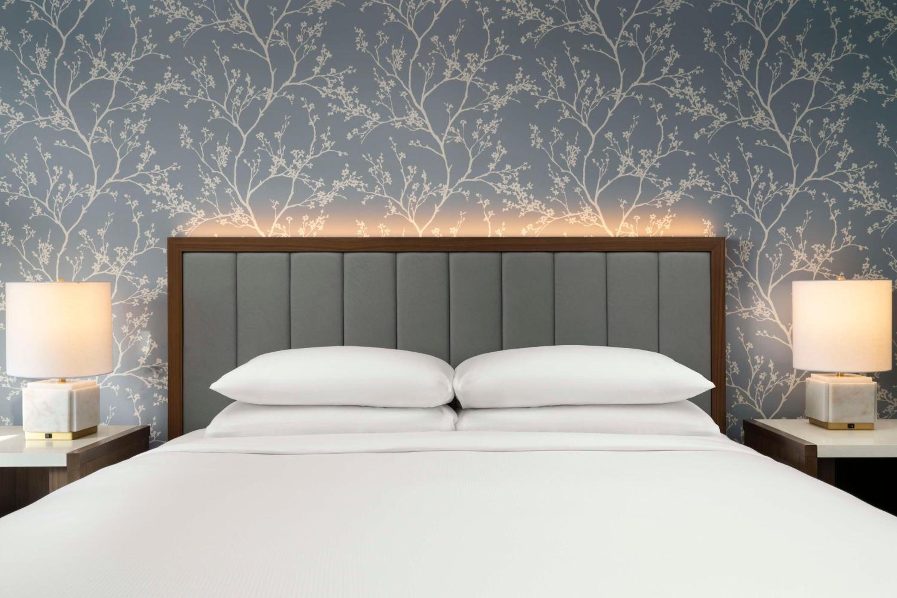 Premium King Room with City View - Photo 3
