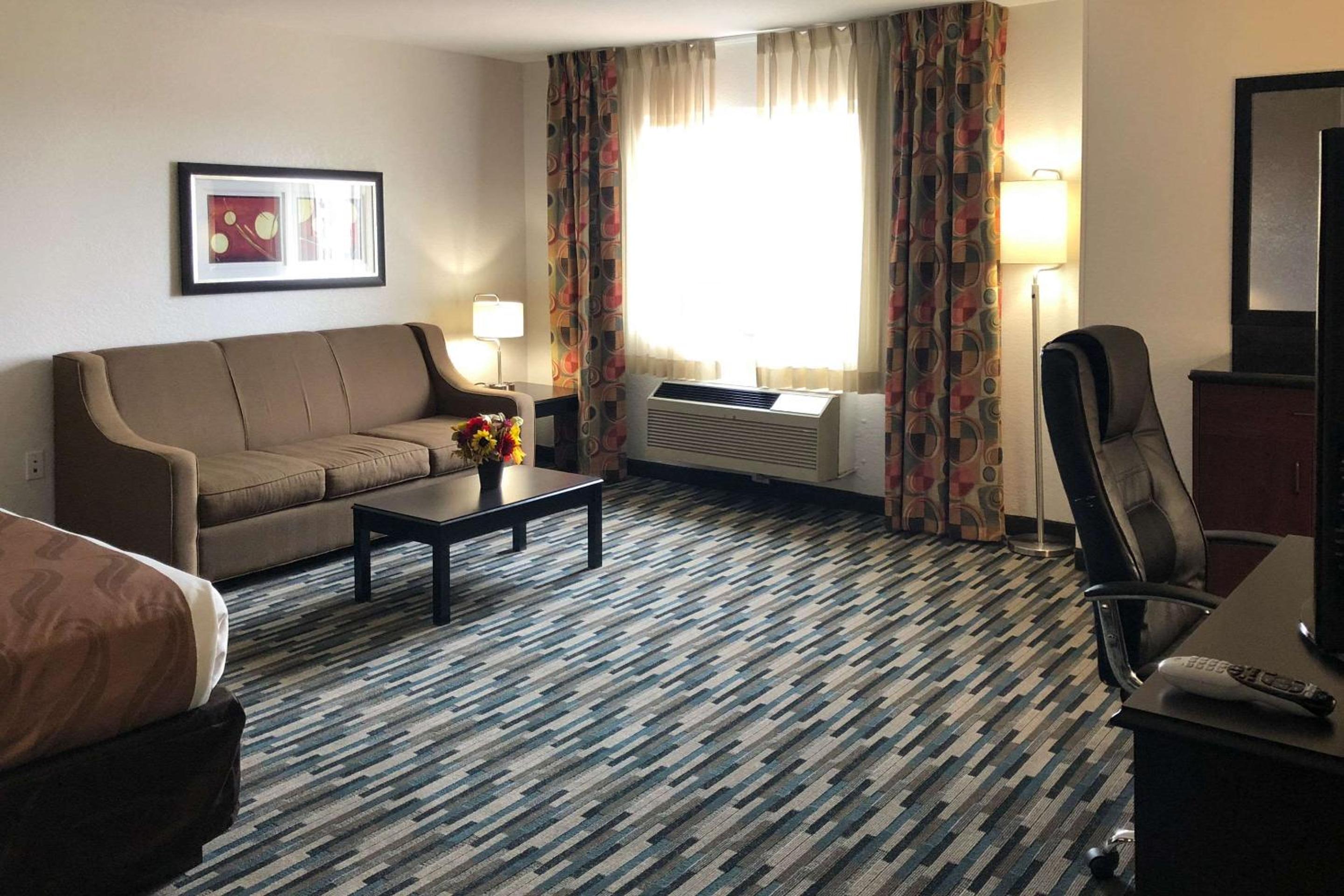 King Suite - Non-Smoking - Photo 4