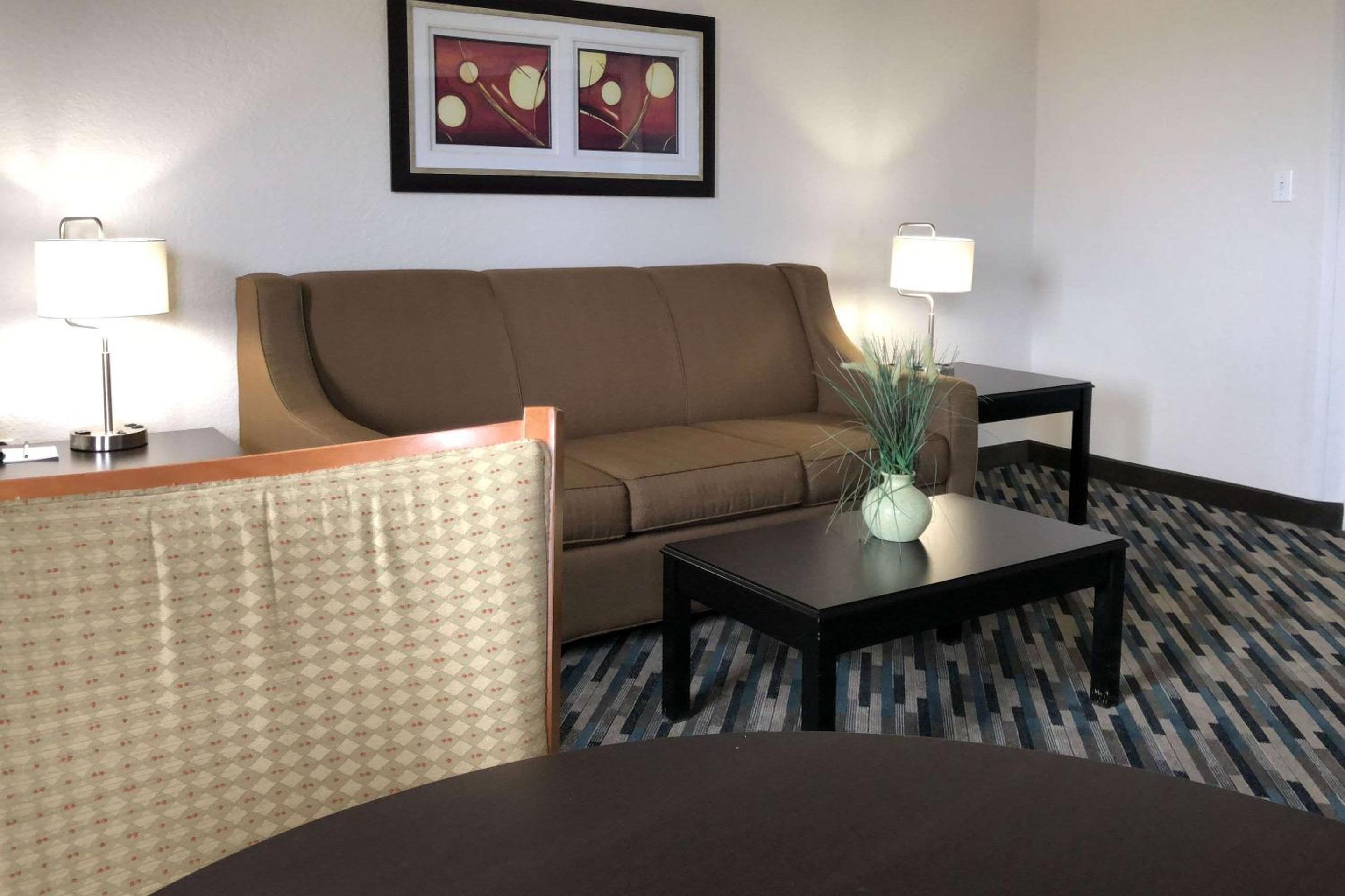 King Suite with Living Room - Non-Smoking - Photo 5