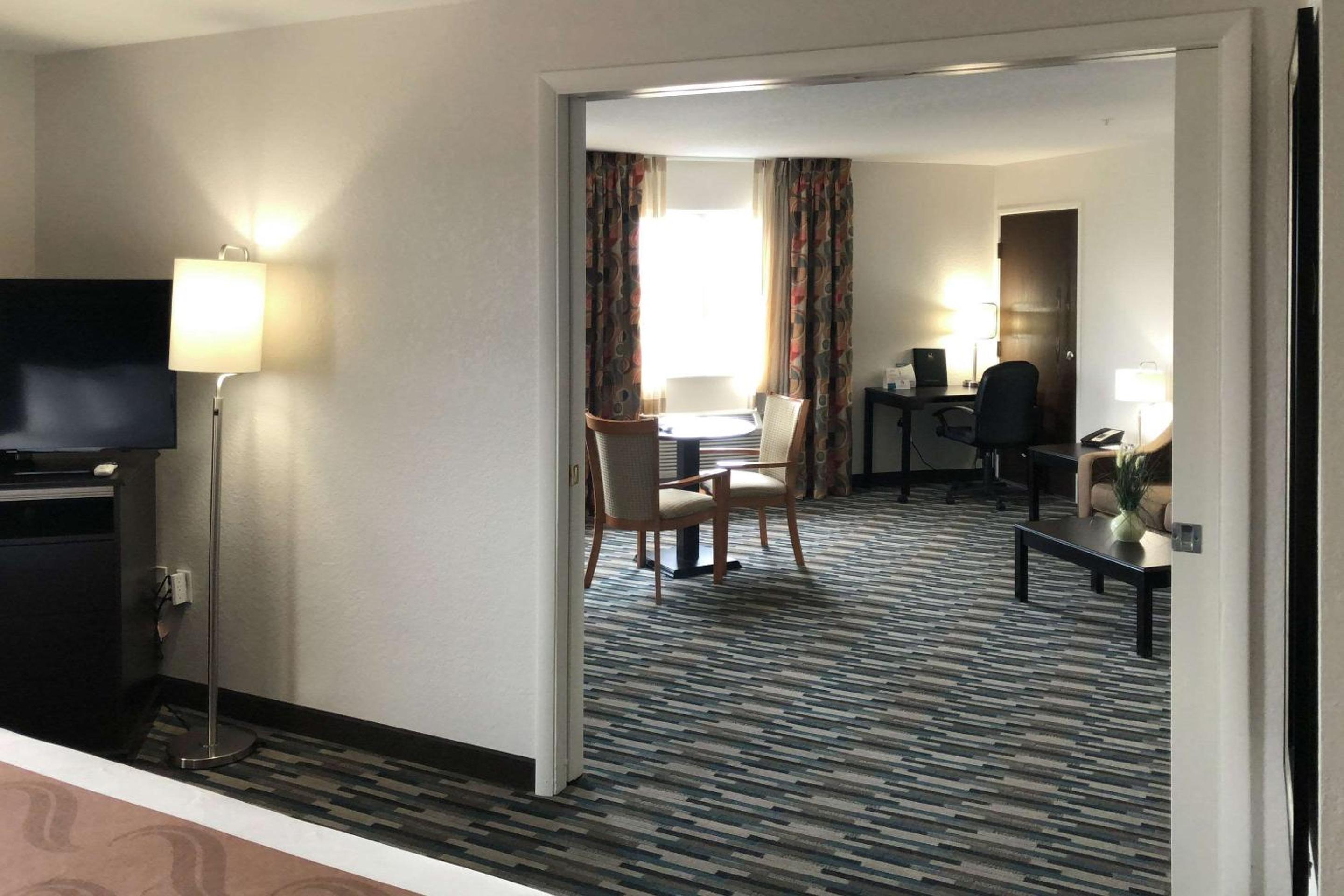 King Suite with Living Room - Non-Smoking - Photo 6