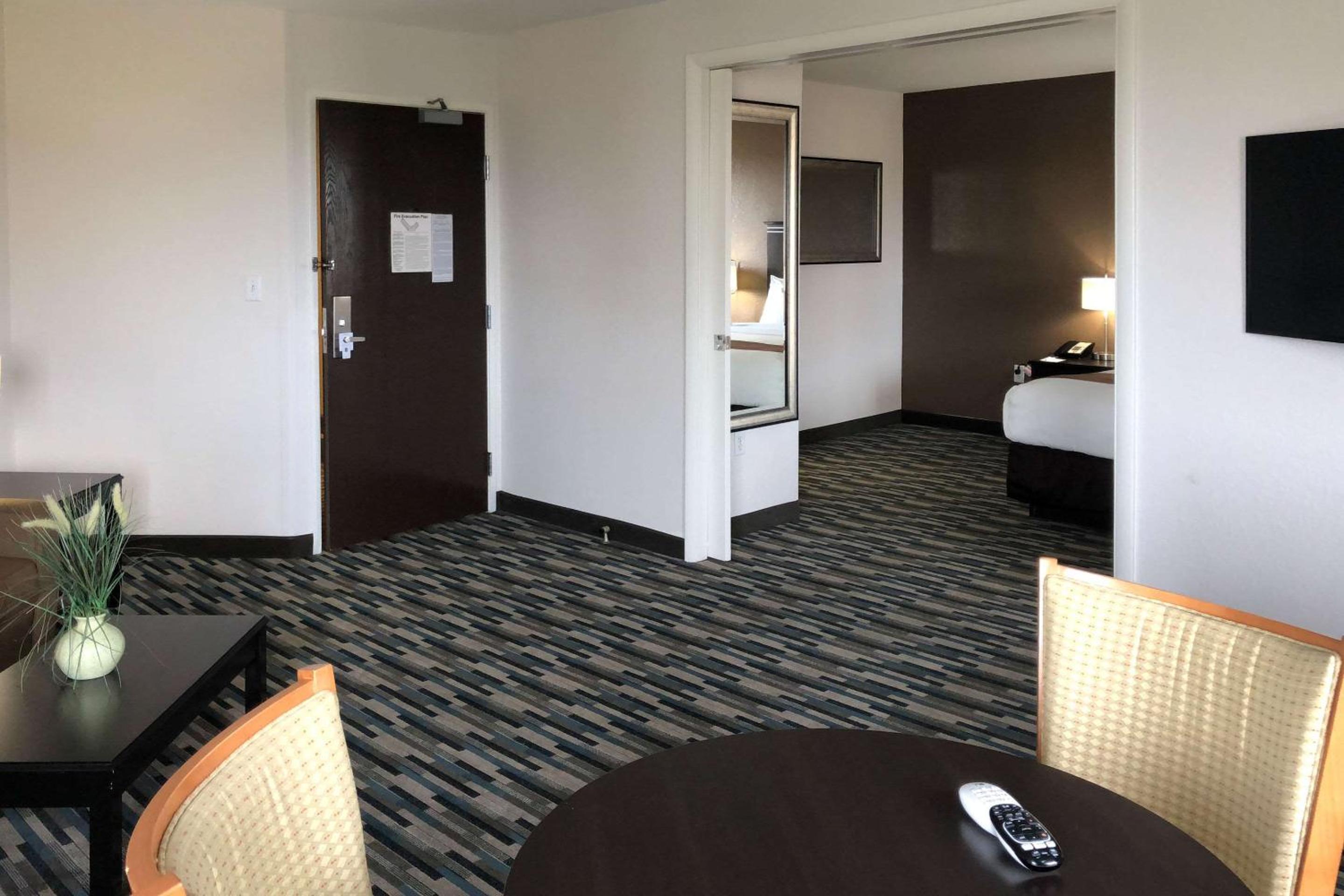 King Suite with Living Room - Non-Smoking - Photo 2