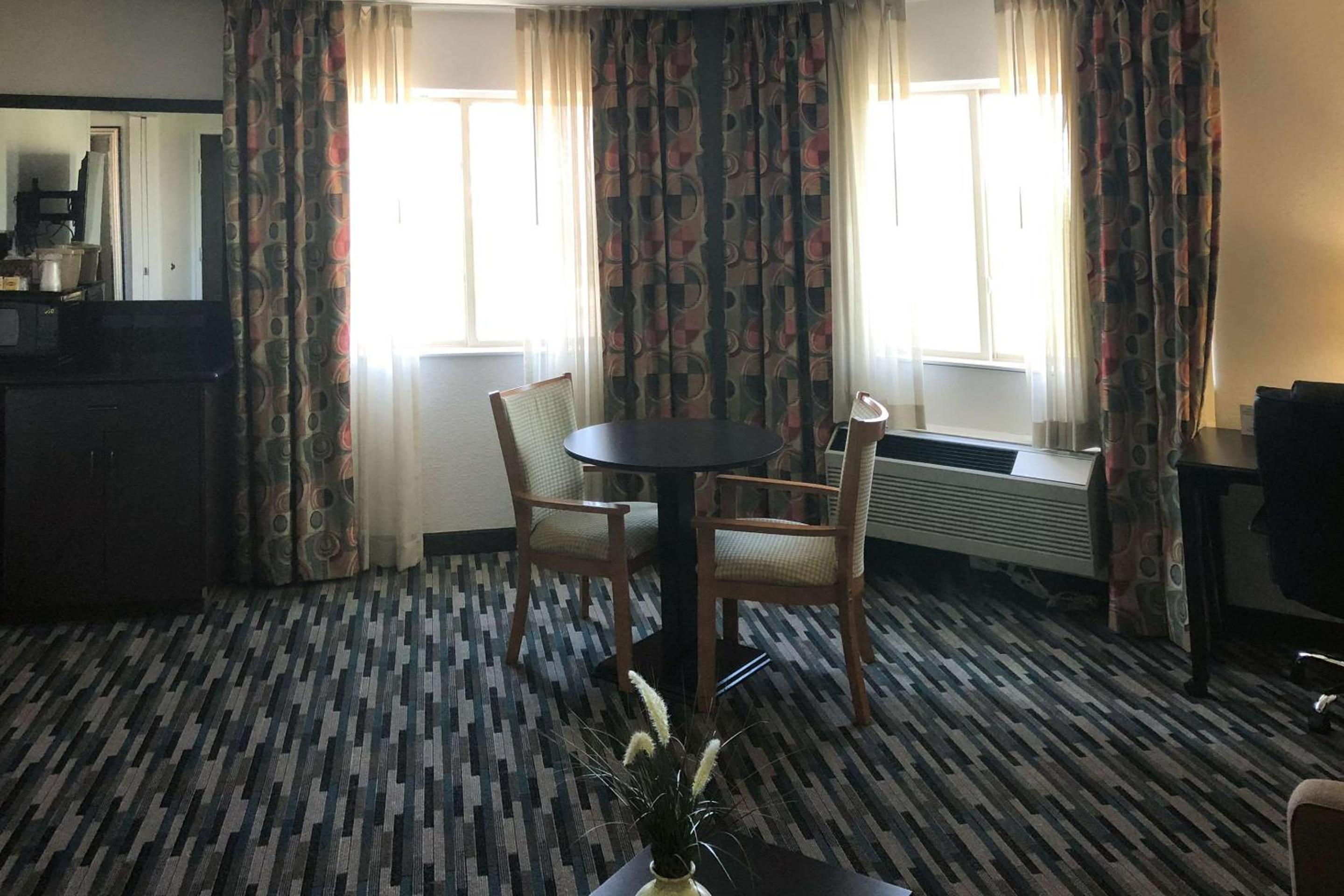 Suite with Two Queen Beds - Non-Smoking - Photo 4