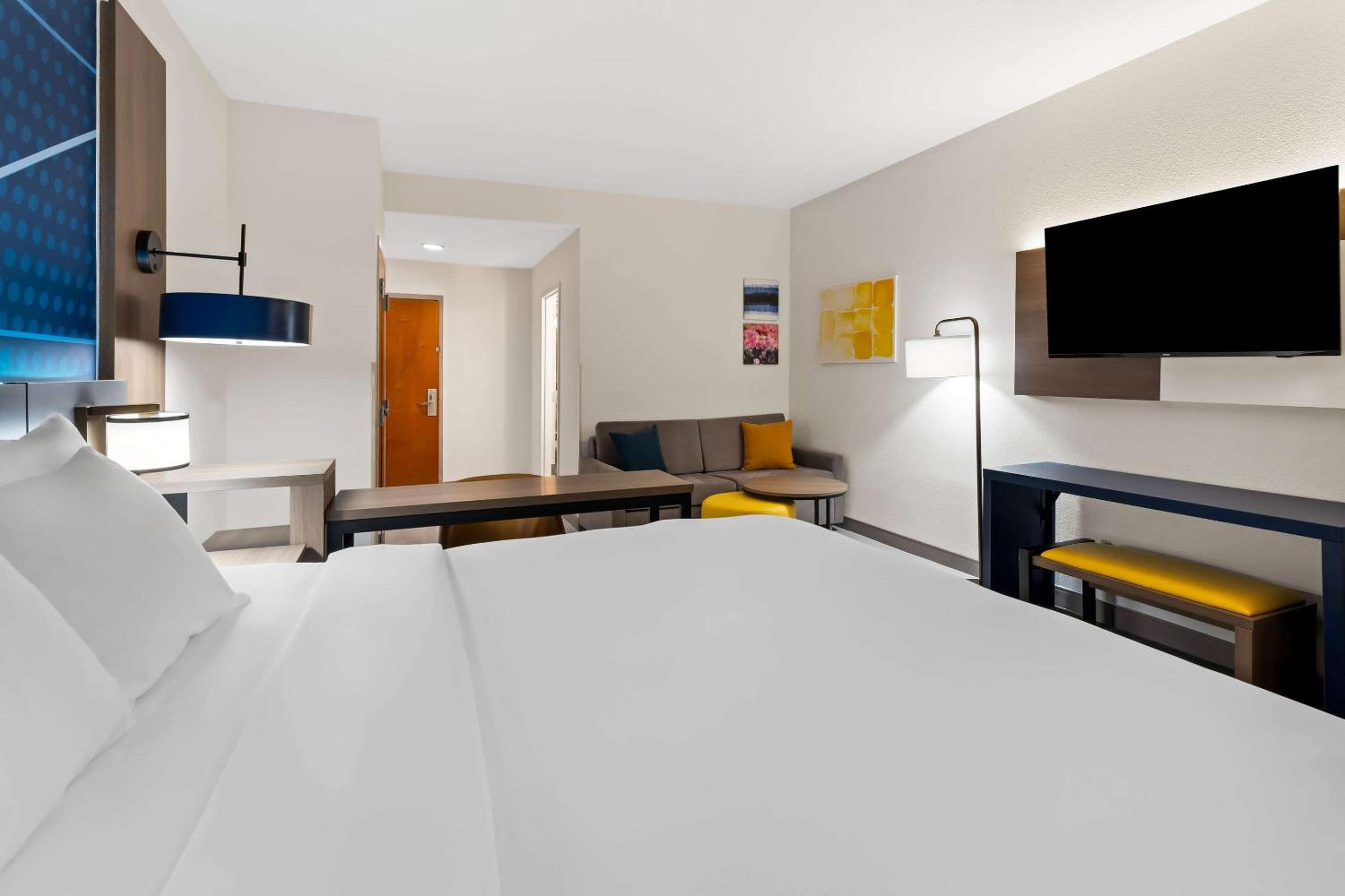 King Suite - Non-Smoking photo 3