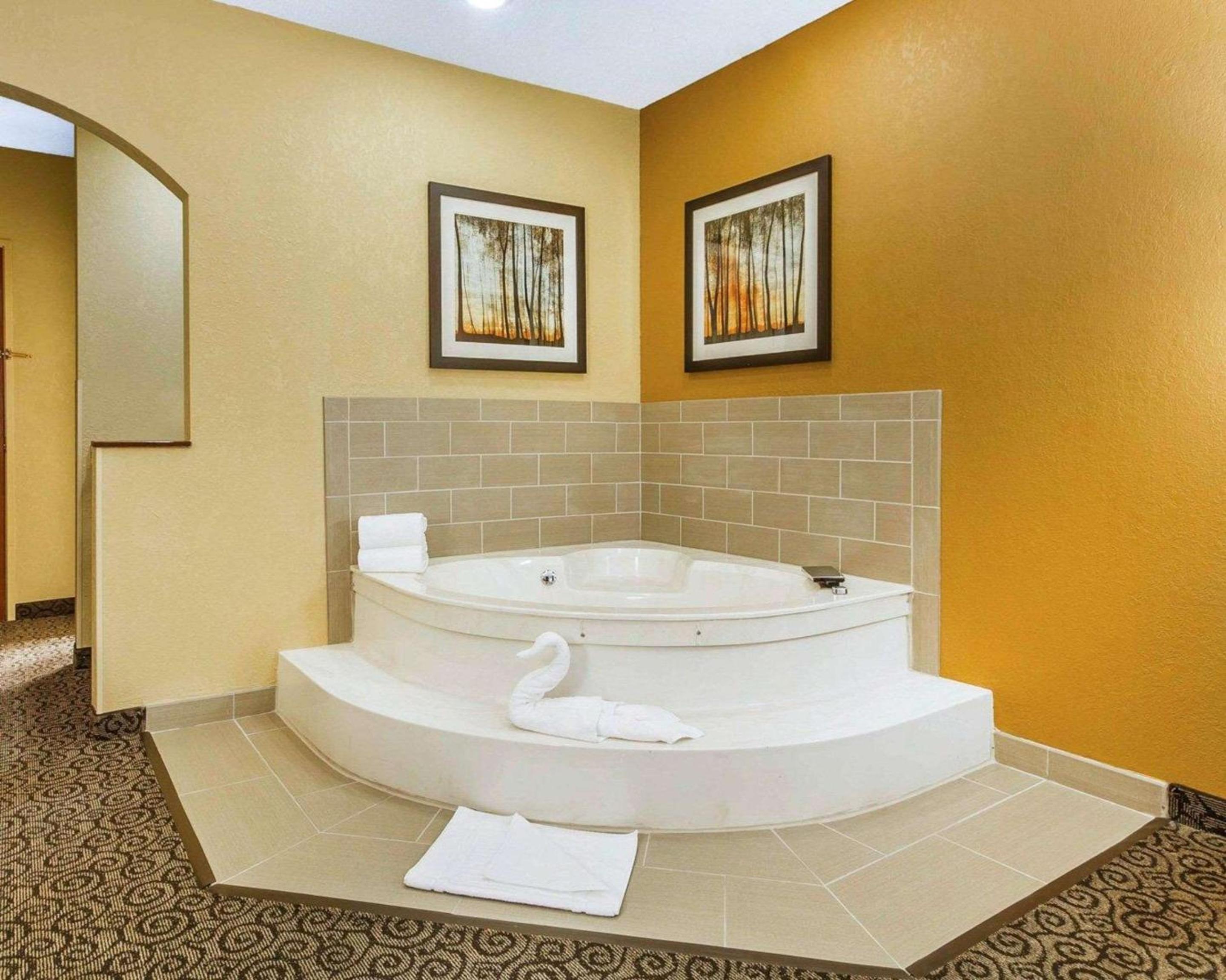 King Suite with Spa Bath - Photo 3