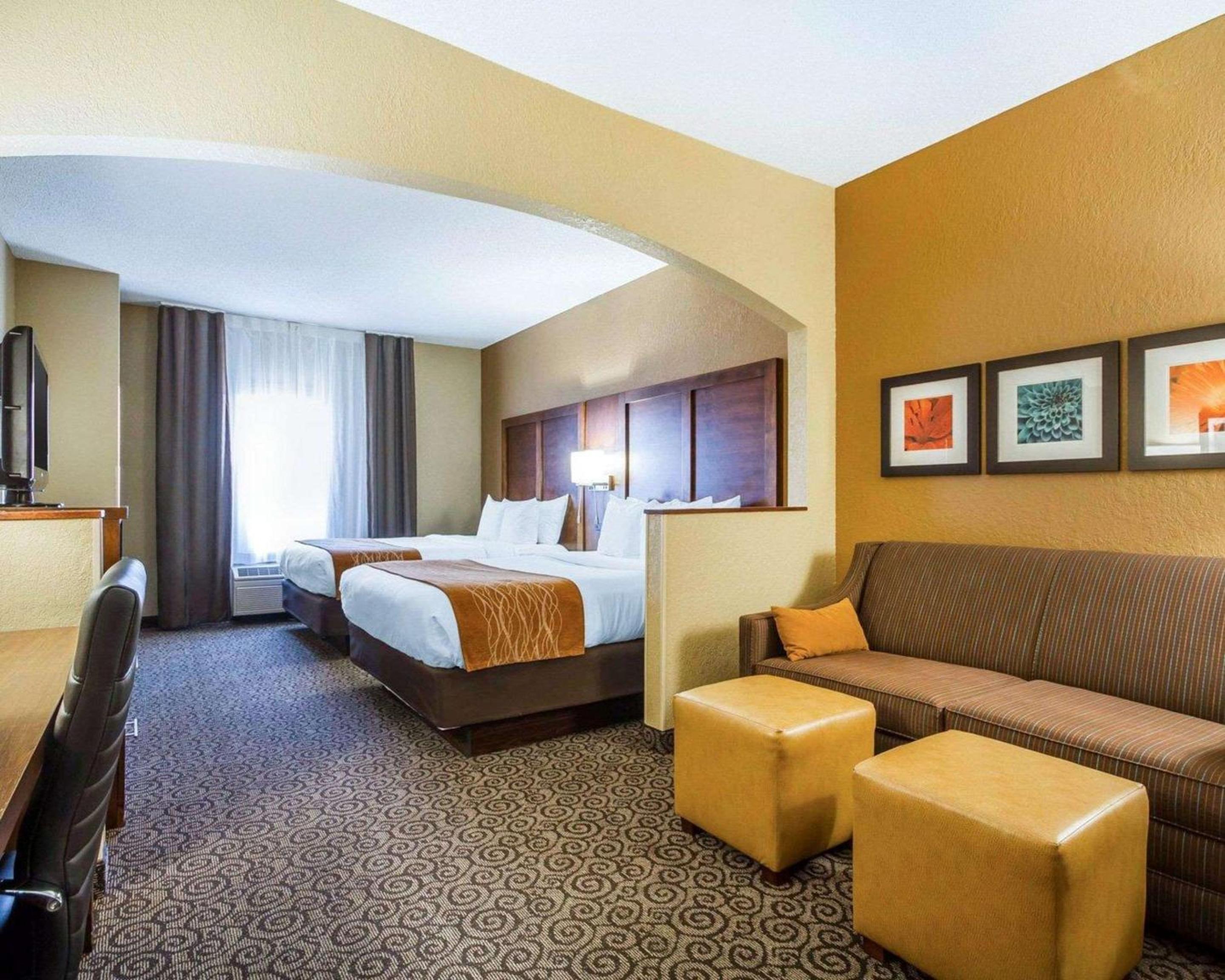 Two Queen Suite with Sofa Bed - Photo 3