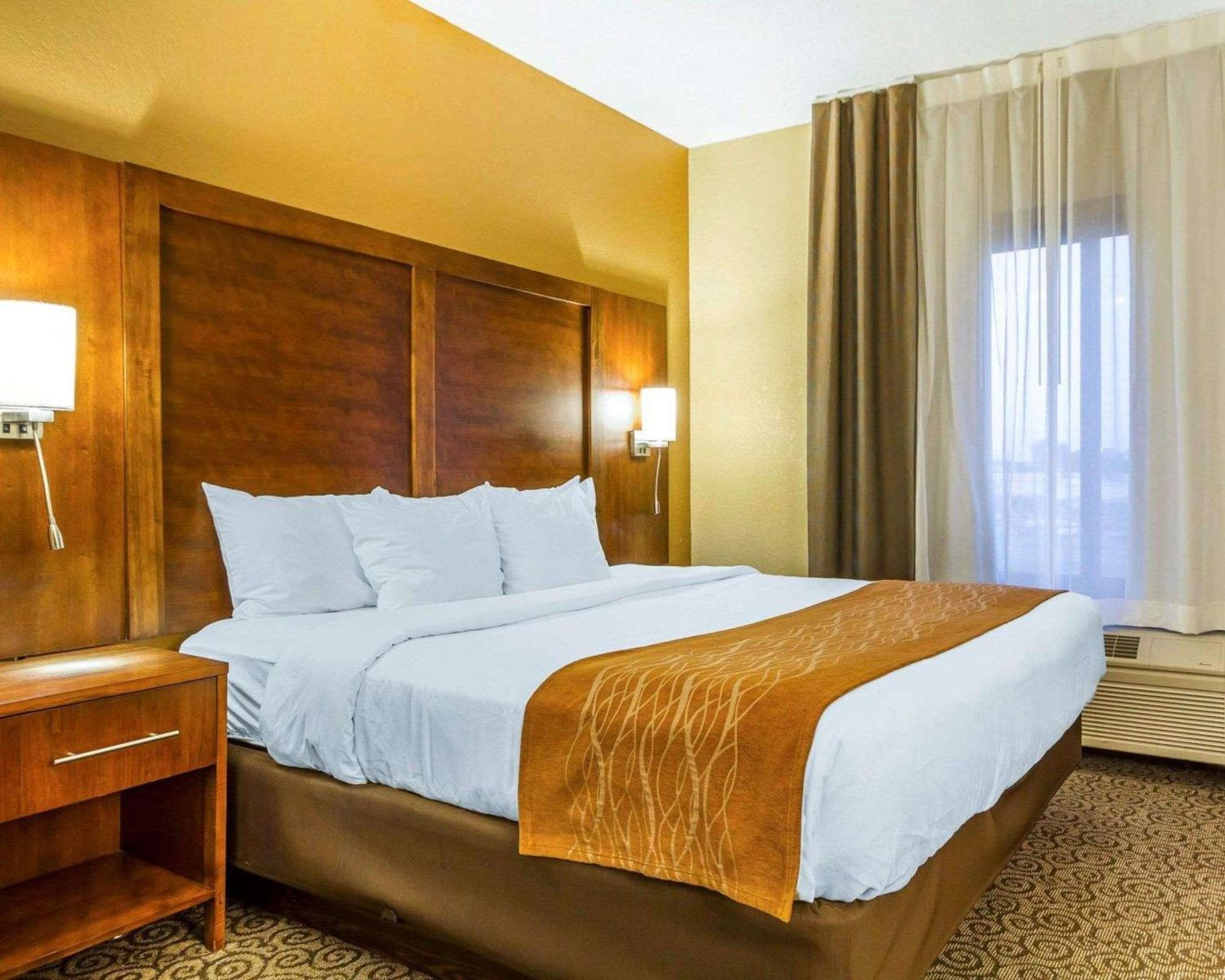 King Suite with Spa Bath - Photo 4