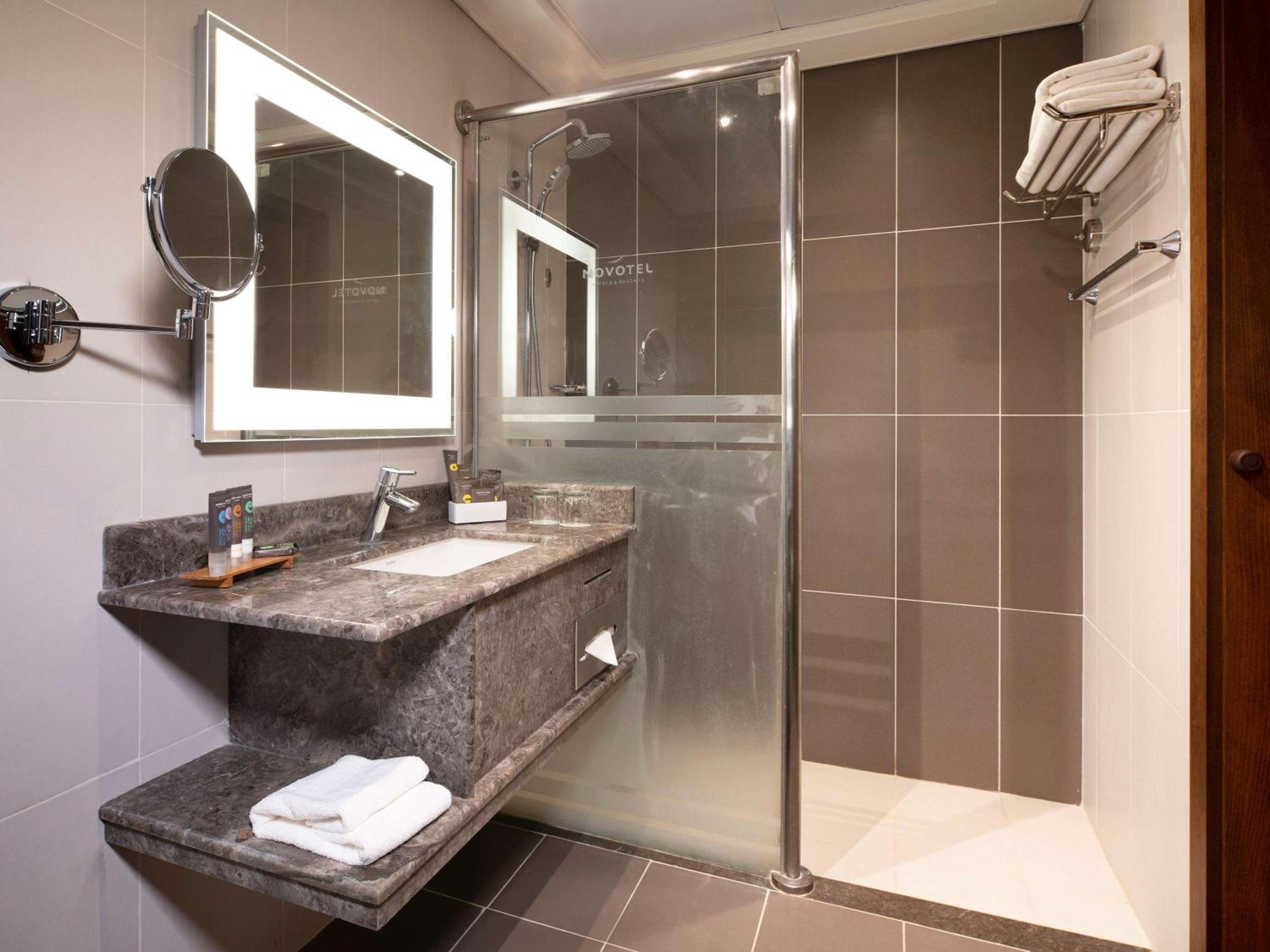 Superior Double Room with Sea View - Accessible thumbnail 5
