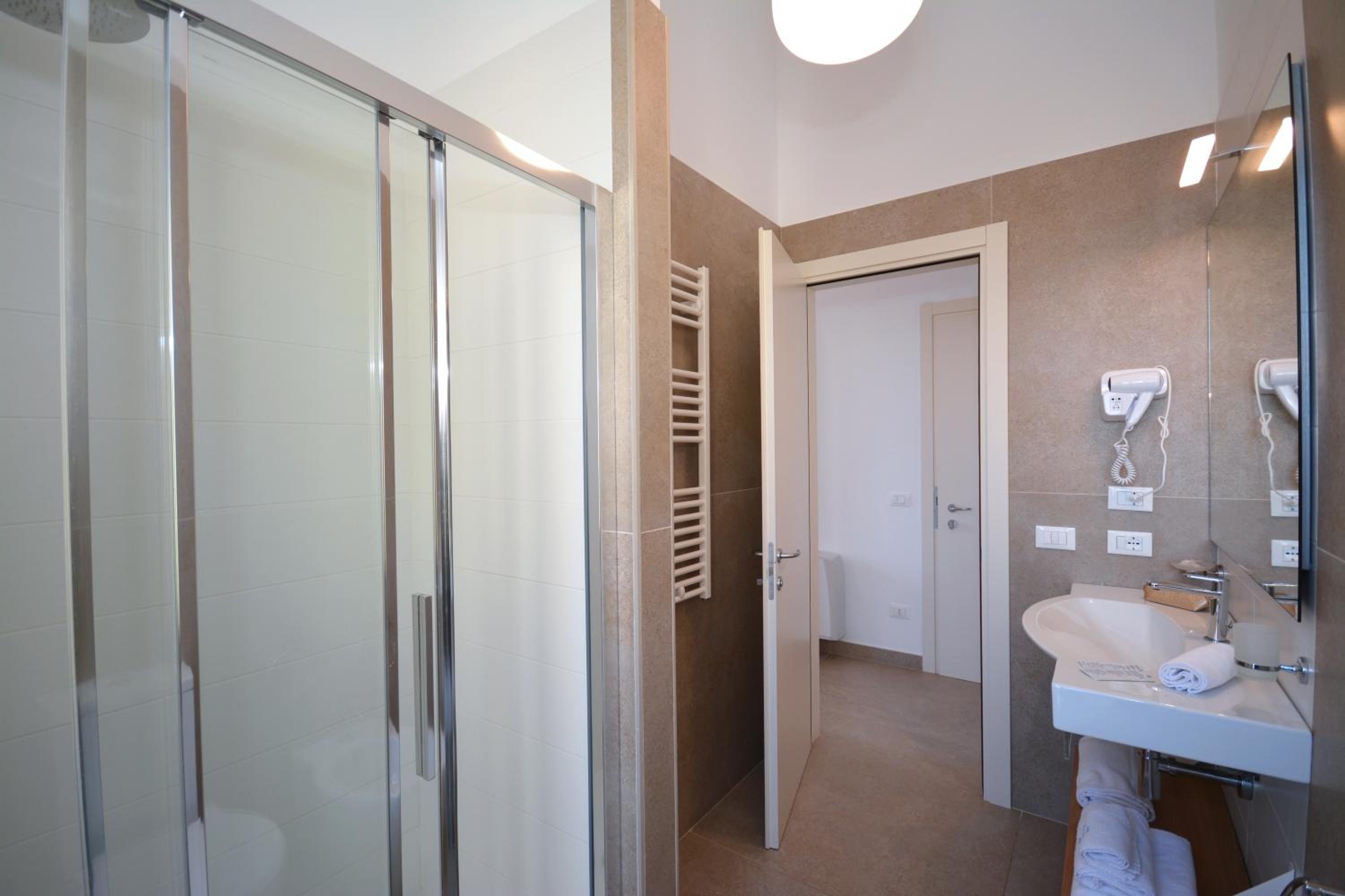 Double Room with Balcony and Sea View - Photo 7