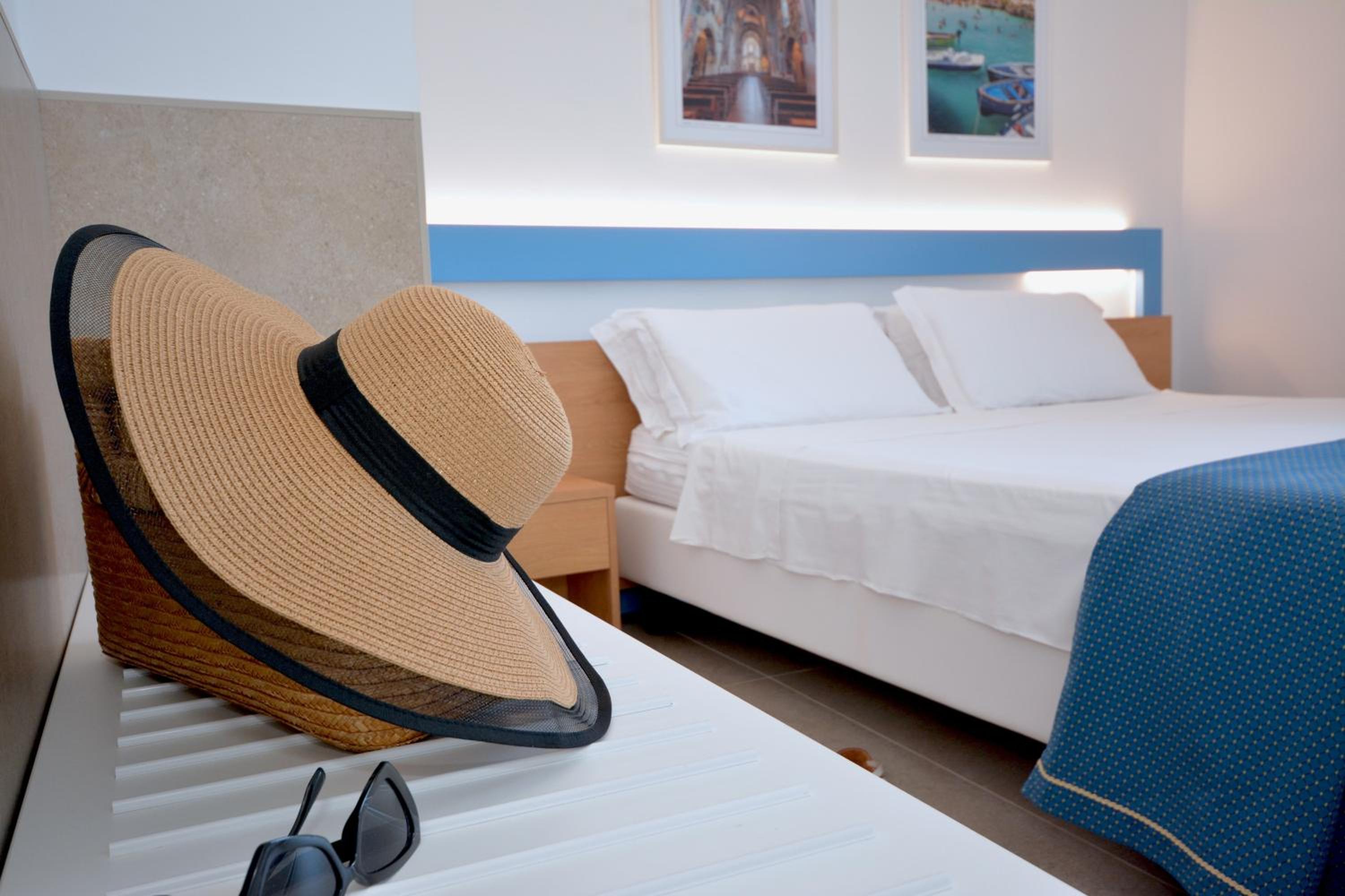 Double Room with Balcony and Sea View - Photo 6