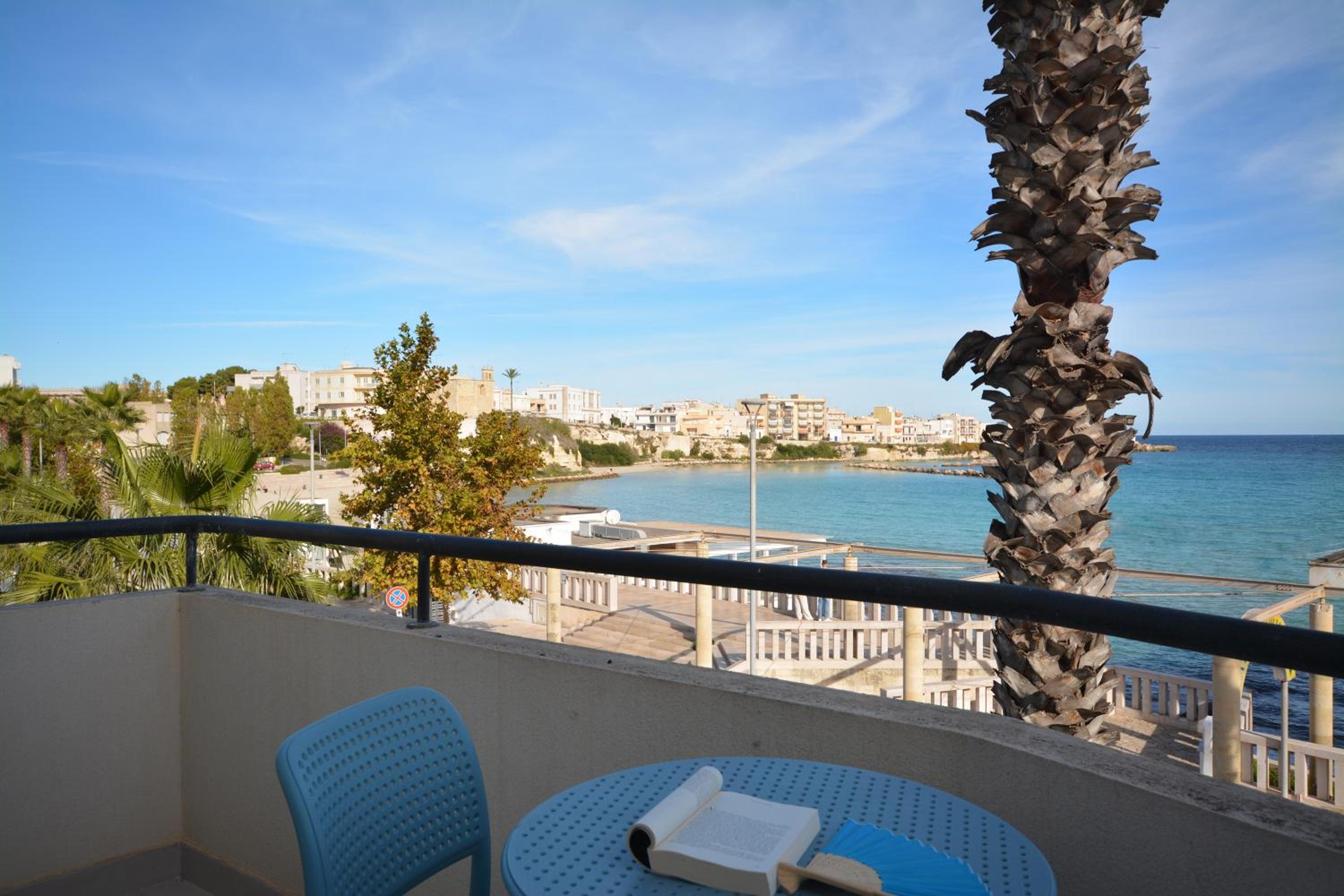 Double Room with Balcony and Sea View - Photo 4