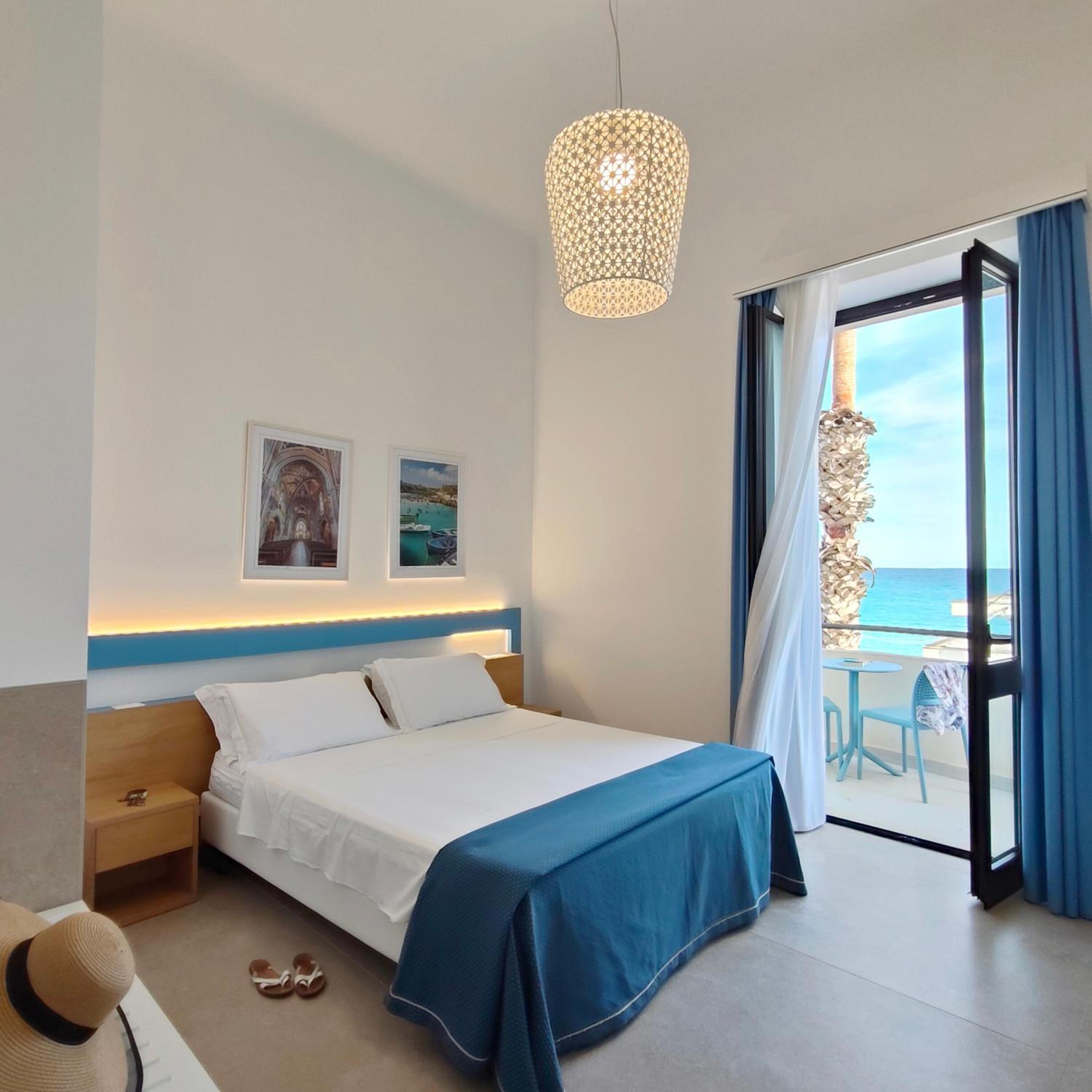Double Room with Balcony and Sea View - Photo 1