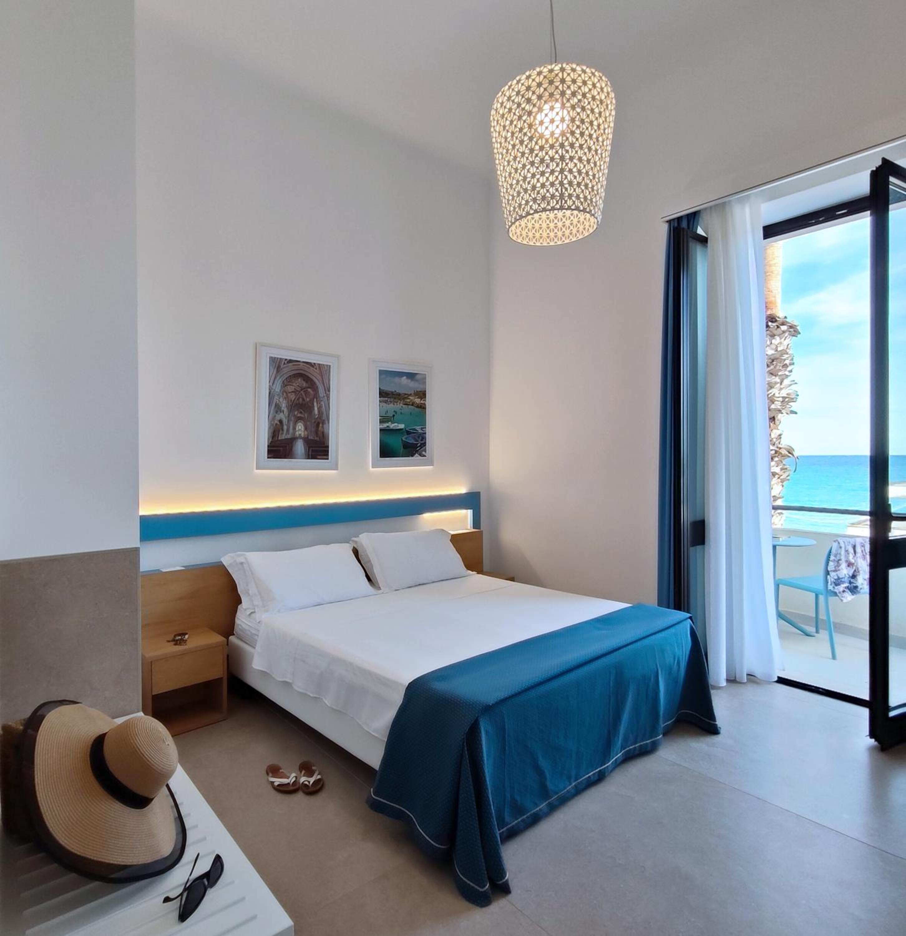 Double Room with Balcony and Sea View - Photo 9