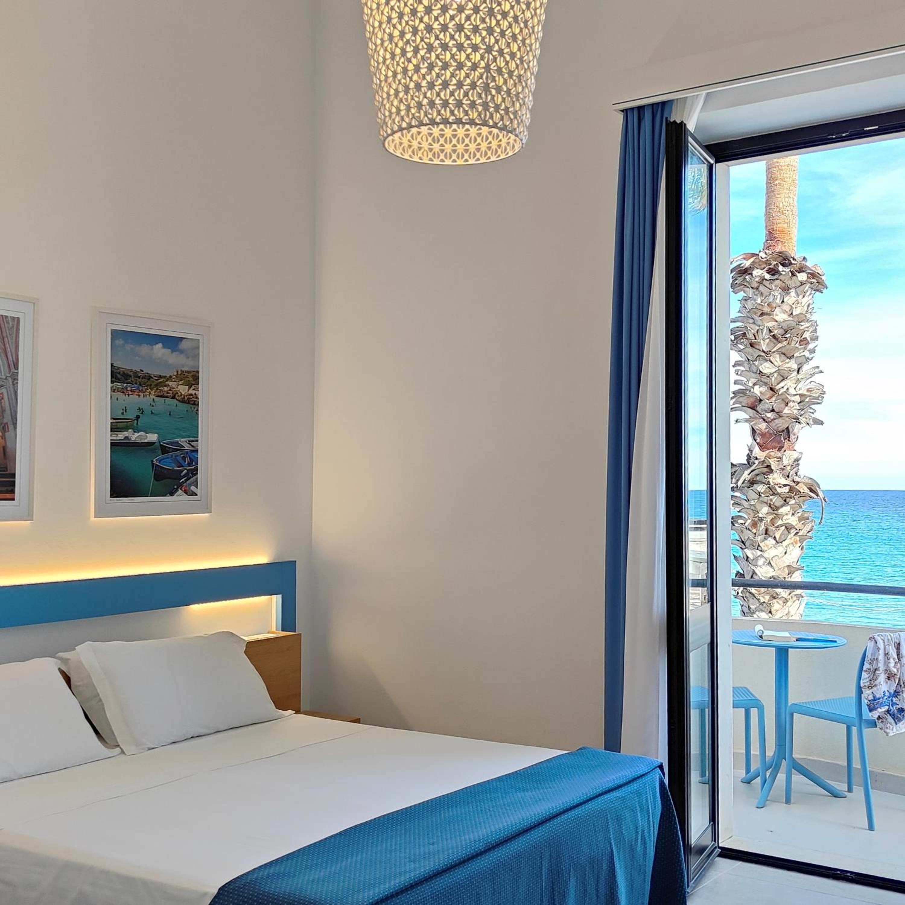 Double Room with Balcony and Sea View - Photo 8