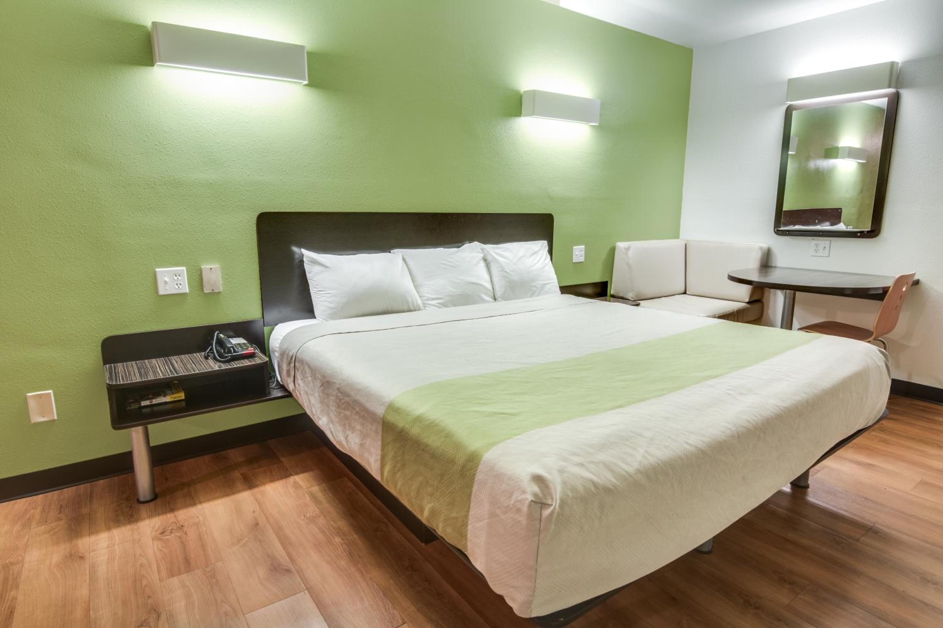 Deluxe King Room - Non-Smoking - Photo 1