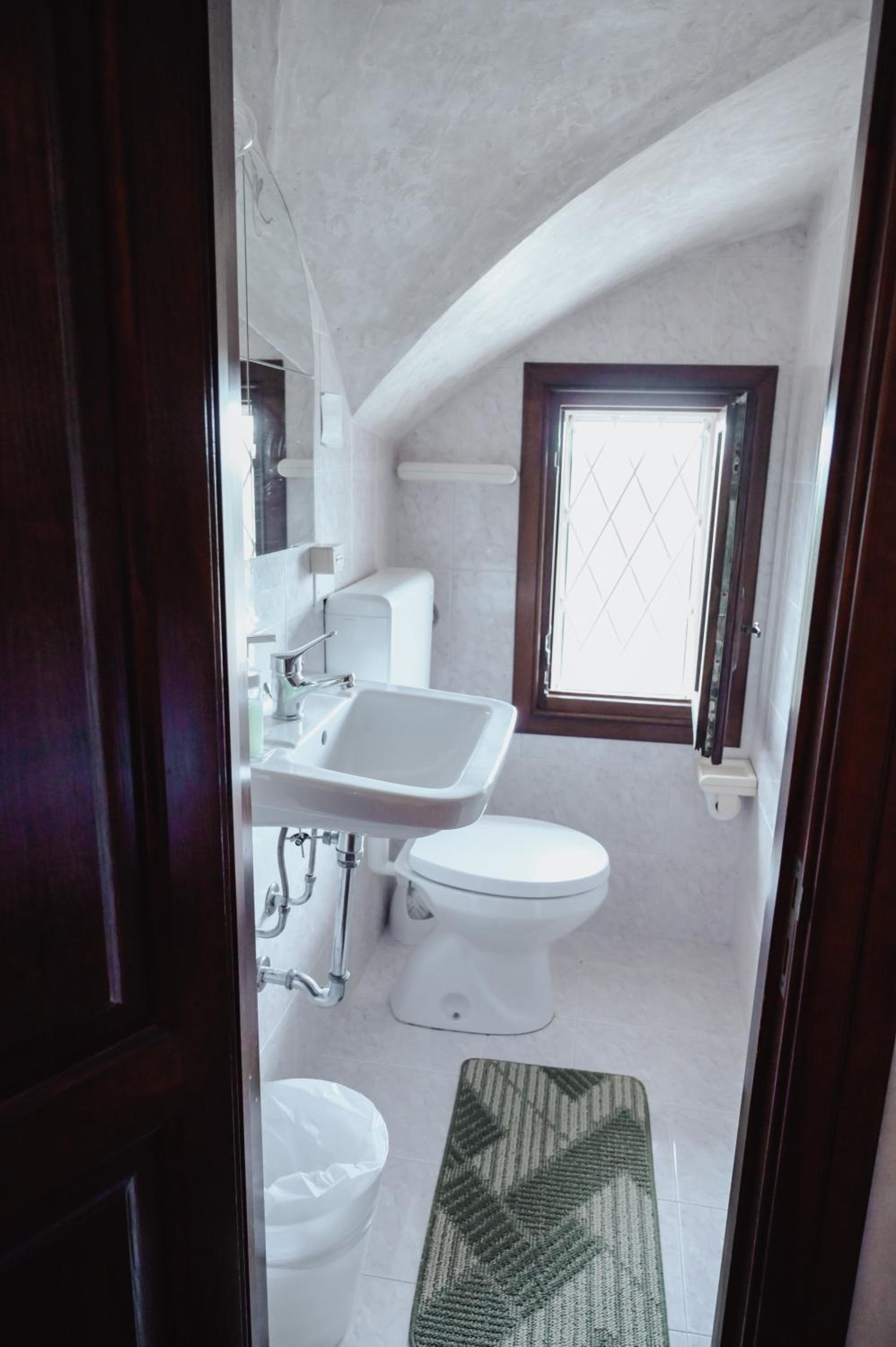 Double or Twin Room with Private Bathroom photo 2