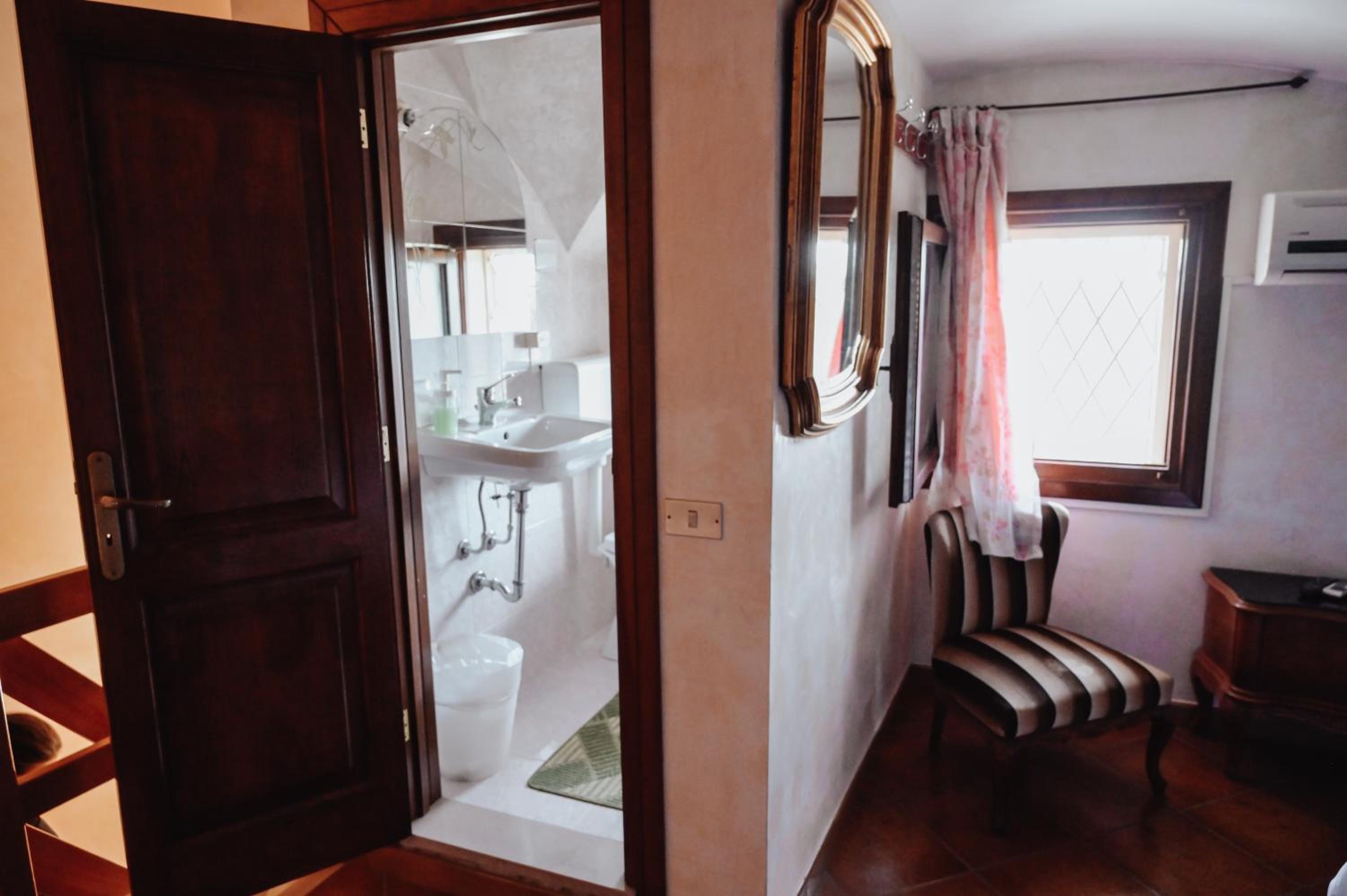 Double or Twin Room with Private Bathroom photo 3