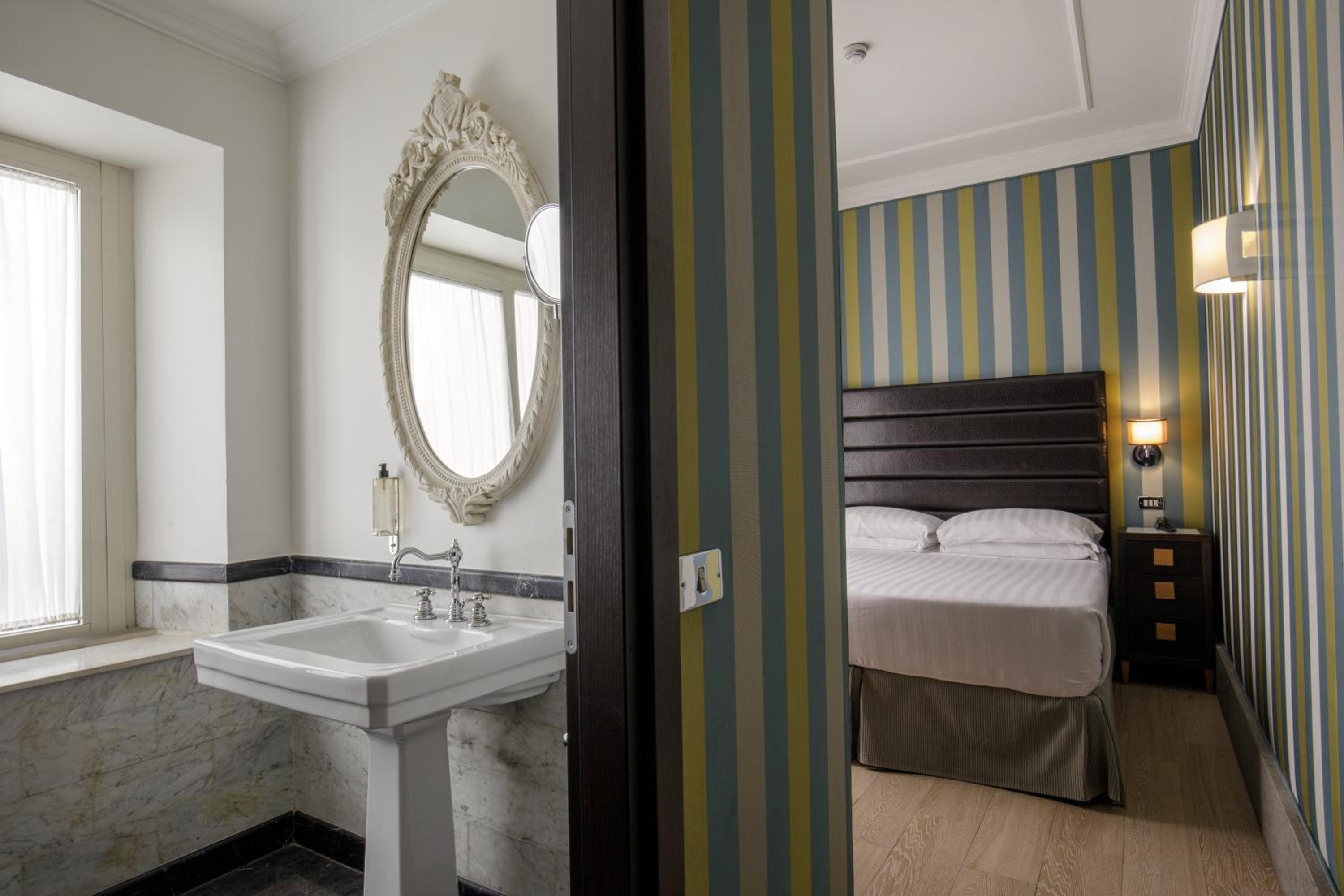 Standard Double Room thumbnail 5