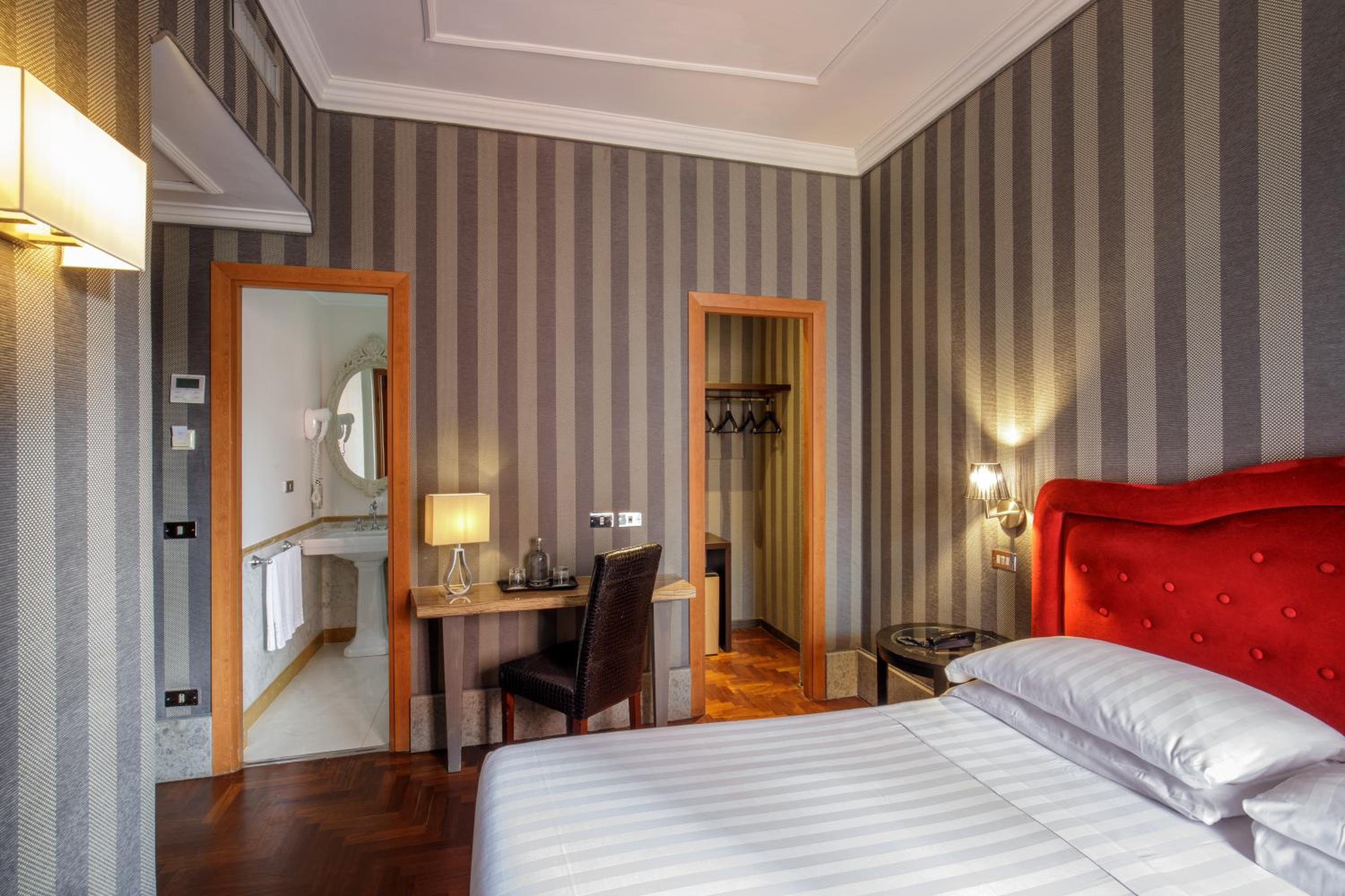 Standard Double Room thumbnail 6