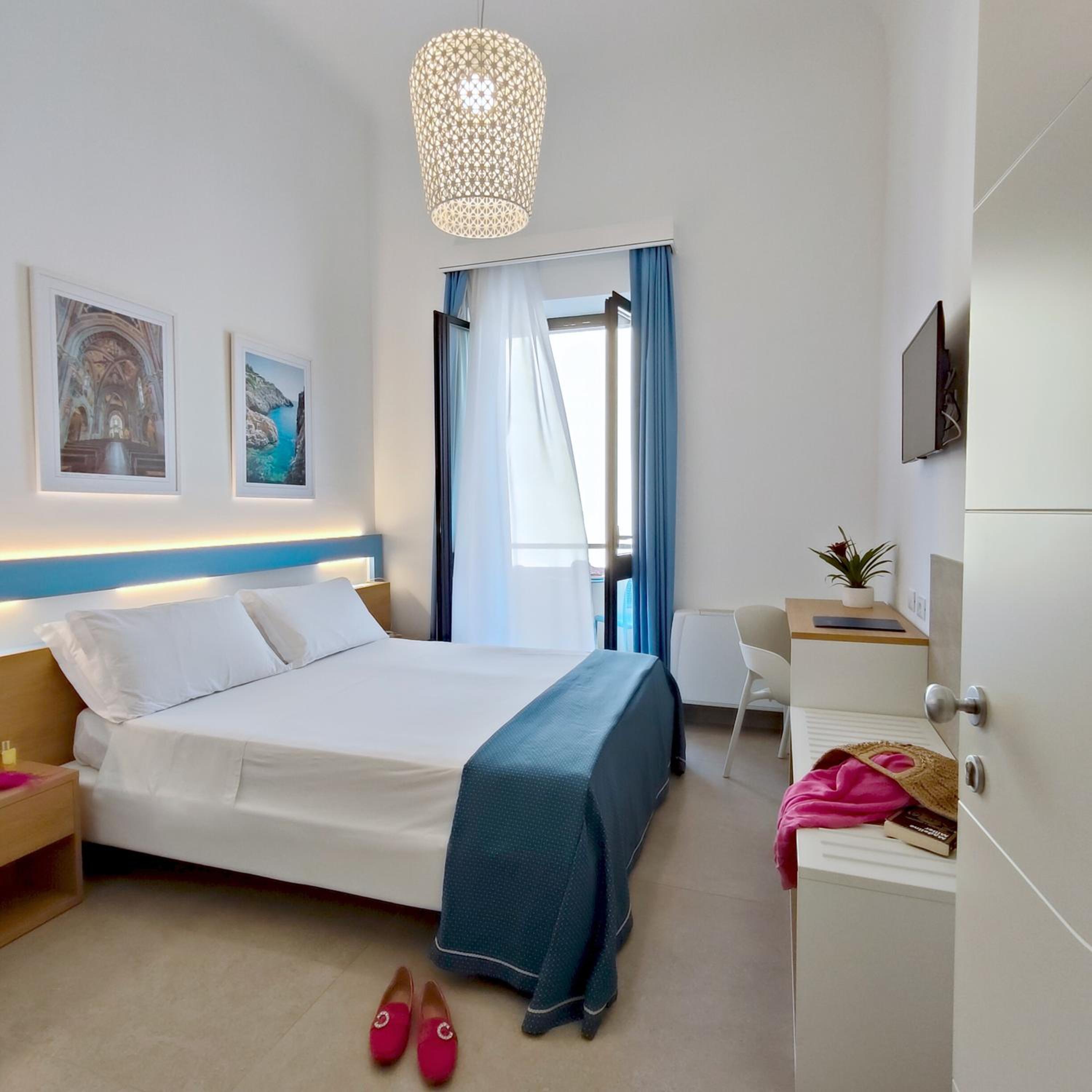 Double Room with Balcony and Lateral Sea View