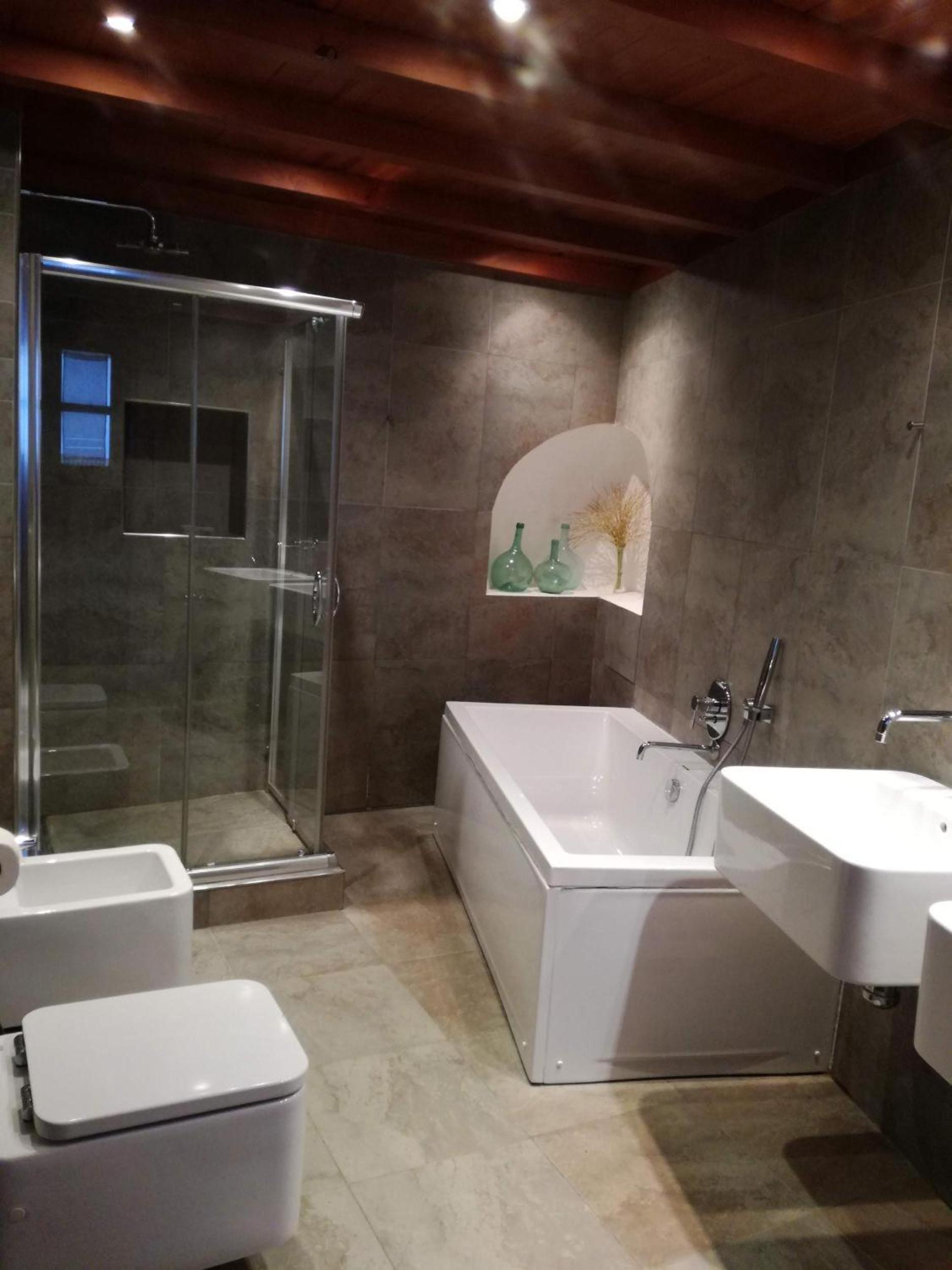 Six-Bedroom House photo 2
