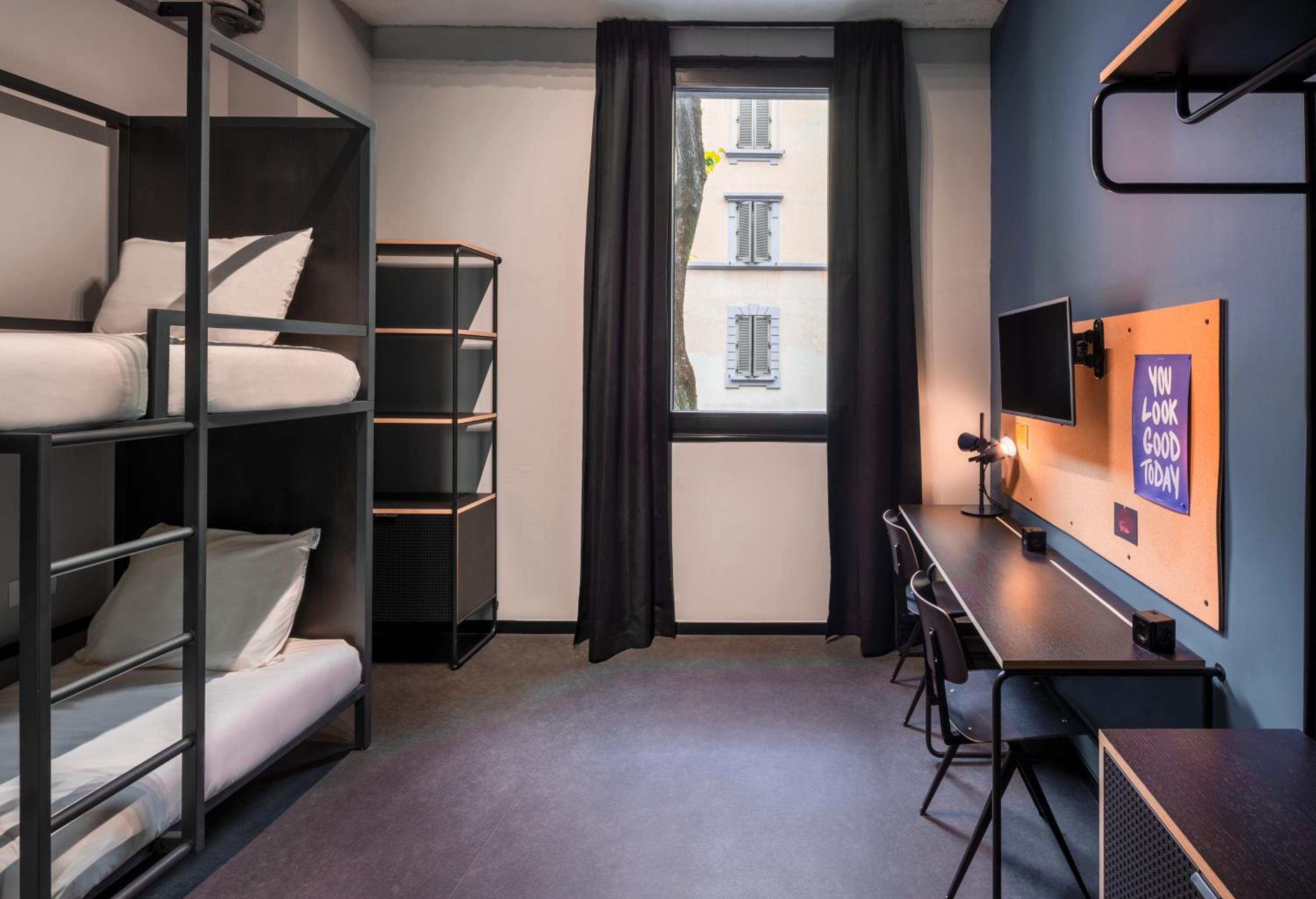 Standard Twin Room thumbnail 6